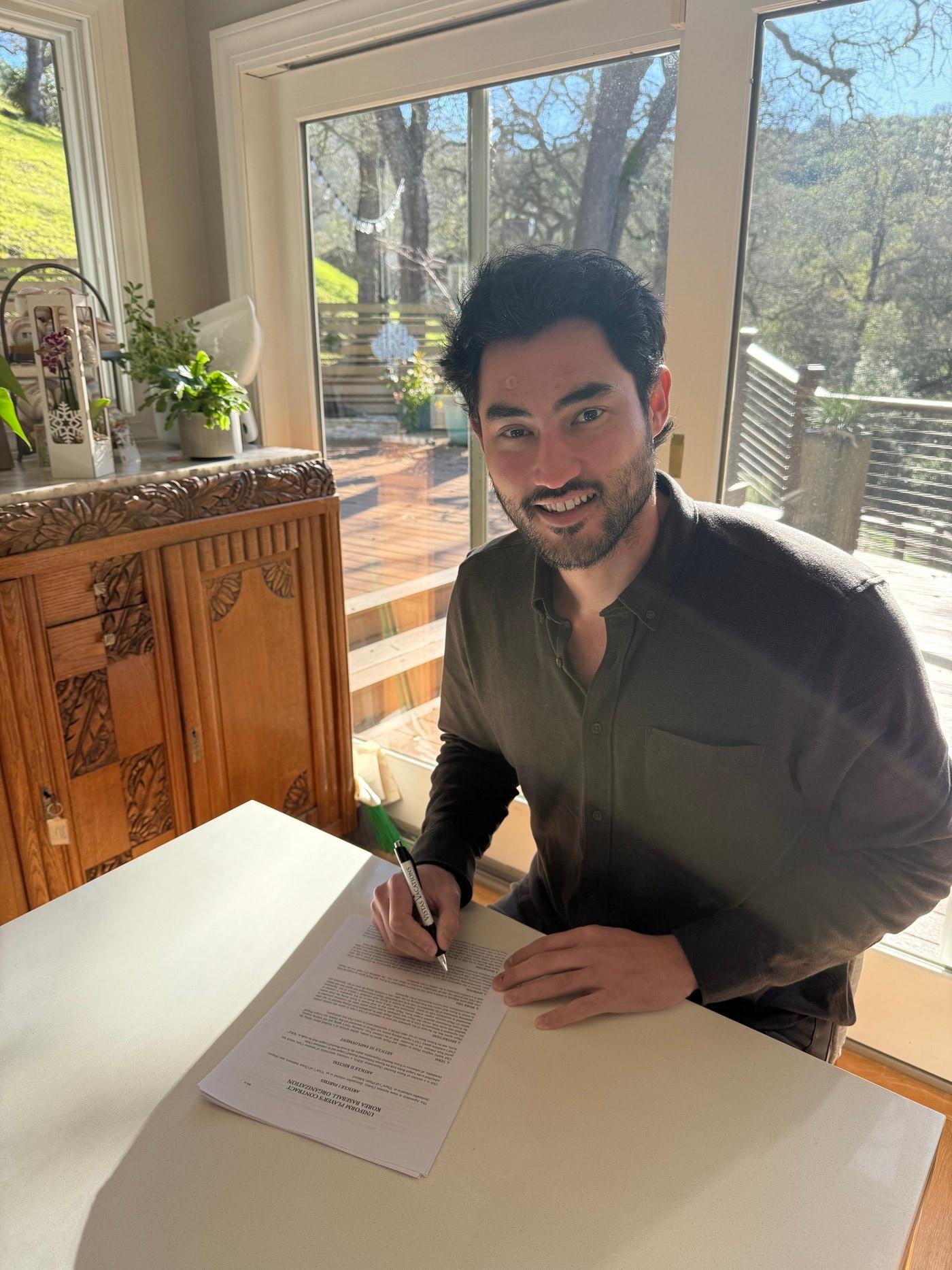 본문 이미지 - SSG 랜더스와 재계약한 미치 화이트. (SSG 제공)