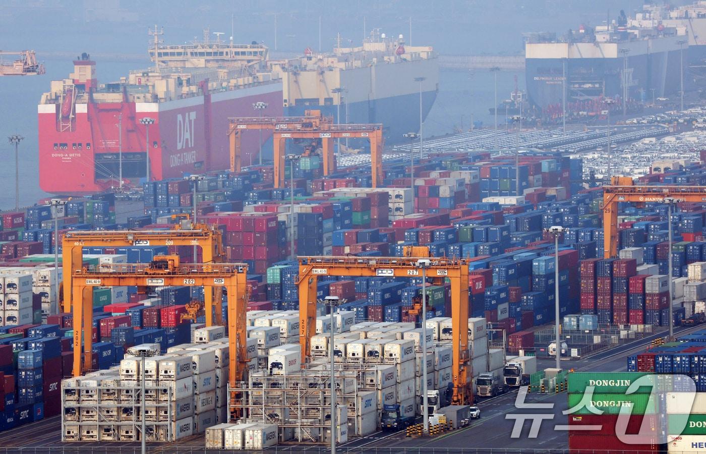 경기 평택시 포승읍 평택항에 수출용 컨테이너가 쌓여있다. 2025.12.29/뉴스1 ⓒ News1 김영운 기자