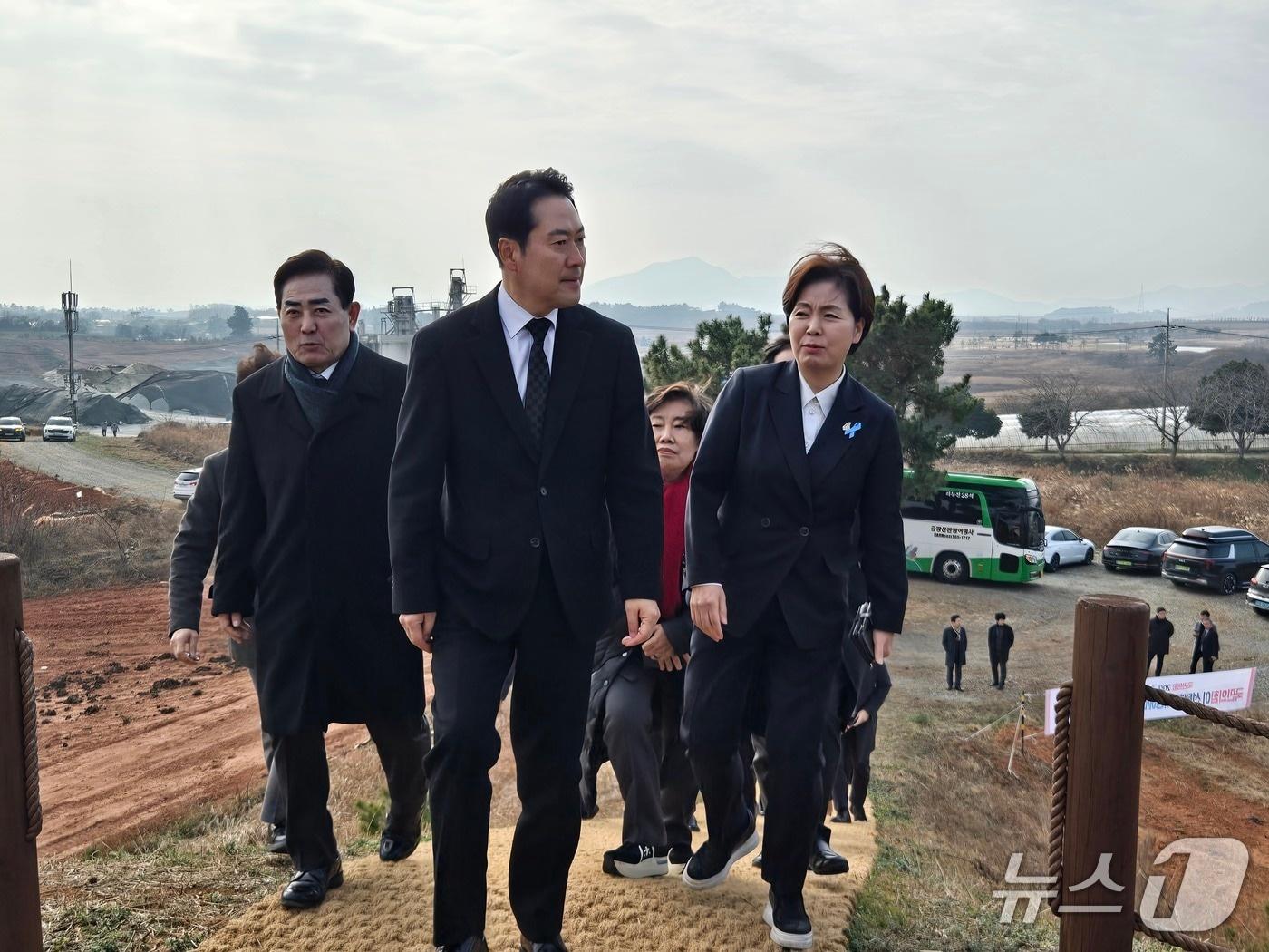 본문 이미지 - 장동혁 국민의힘 대표가 29일 양향자 최고위원과 함께 전남 해남군 솔라시도 일대를 살펴보고 있다. 2025.12.29/뉴스1 ⓒ News1 손승환 기자