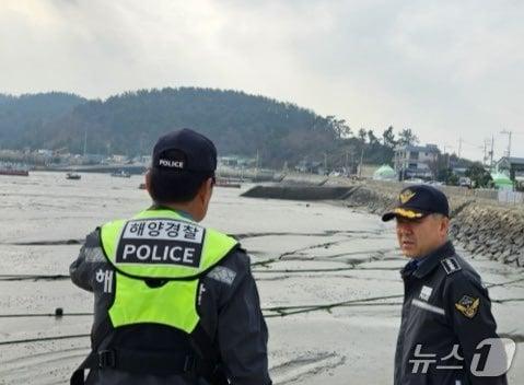본문 이미지 - 목포해경이 29일 해넘이·해맞이 행사를 대비해 선제적 현장점검을 실시하고 있다.(목포해경 제공. 재판매 및 DB 금지) 2025.12.29