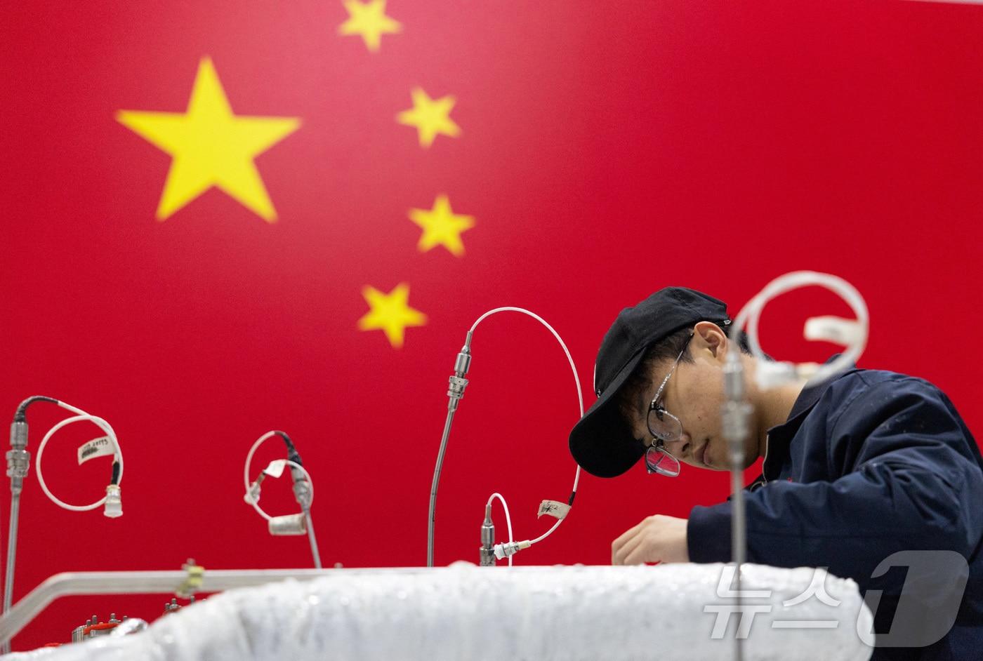 본문 이미지 - 중국 민간 로켓 업체 랜드스페이스의 저장성 후저우 소재 공장에서 한 엔지니어가 로켓 엔진 작업을 하고 있다. 2025.12.17 ⓒ 로이터=뉴스1 ⓒ News1 강민경 기자