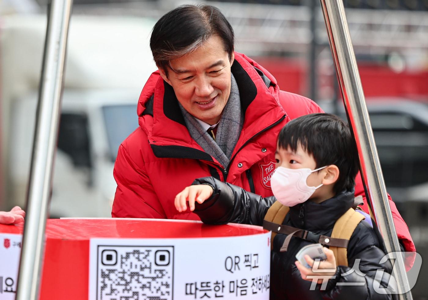조국 조국혁신당 대표가 29일 서울 중구 청계광장 인근에서 구세군 자선냄비 봉사활동을 하고 있다. 2025.12.29/뉴스1 ⓒ News1 김도우 기자
