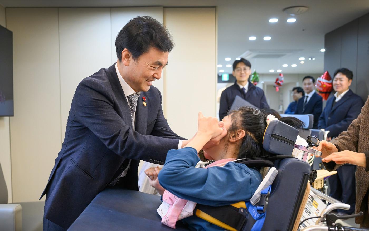 안규백 국방부장관이 29일 오전 서울 용산구 소재 장애아동 요양시설 '영락애니아의 집'을 방문해 장애 아동에게 위로와 격려를 전하고 있다.(국방부 제공)
