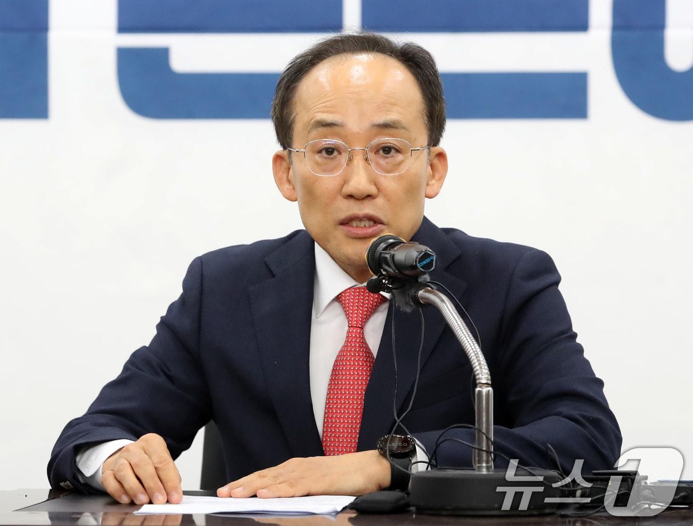 본문 이미지 - 추경호 국민의힘 의원(대구 달성군)이 29일 오후 대구 수성구 국민의힘 대구시당에서 열린 간담회에 참석해 내년 6월 실시되는 지방선거 대구시장 출마를 선언하고 있다. 2025.12.29/뉴스1 ⓒ News1 공정식 기자