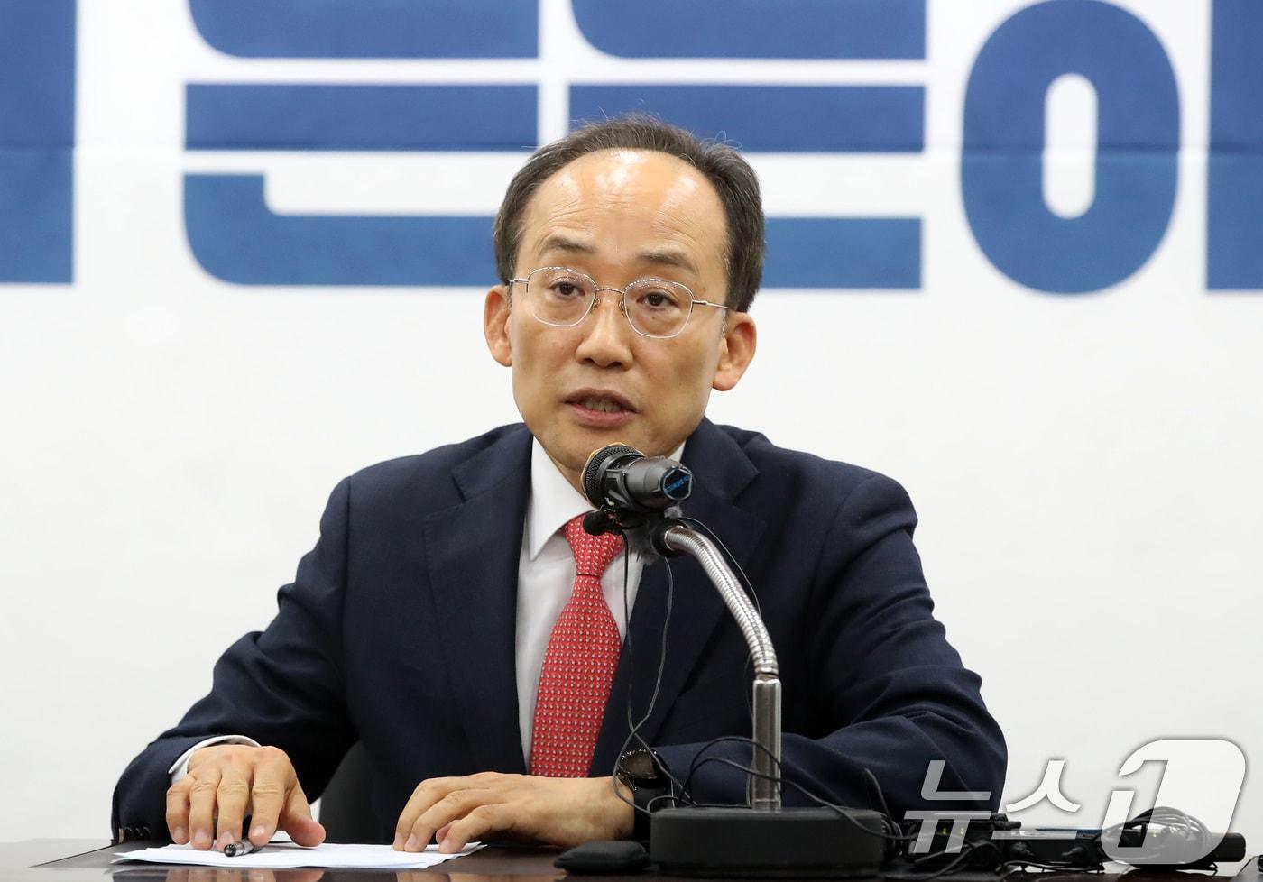 본문 이미지 - 추경호 국민의힘 의원(대구 달성군)이 29일 오후 대구 수성구 국민의힘 대구시당에서 열린 간담회에 참석해 내년 6월 실시되는 지방선거 때 대구시장 출마를 선언하고 있다. 2025.12.29 ⓒ 뉴스1 공정식 기자