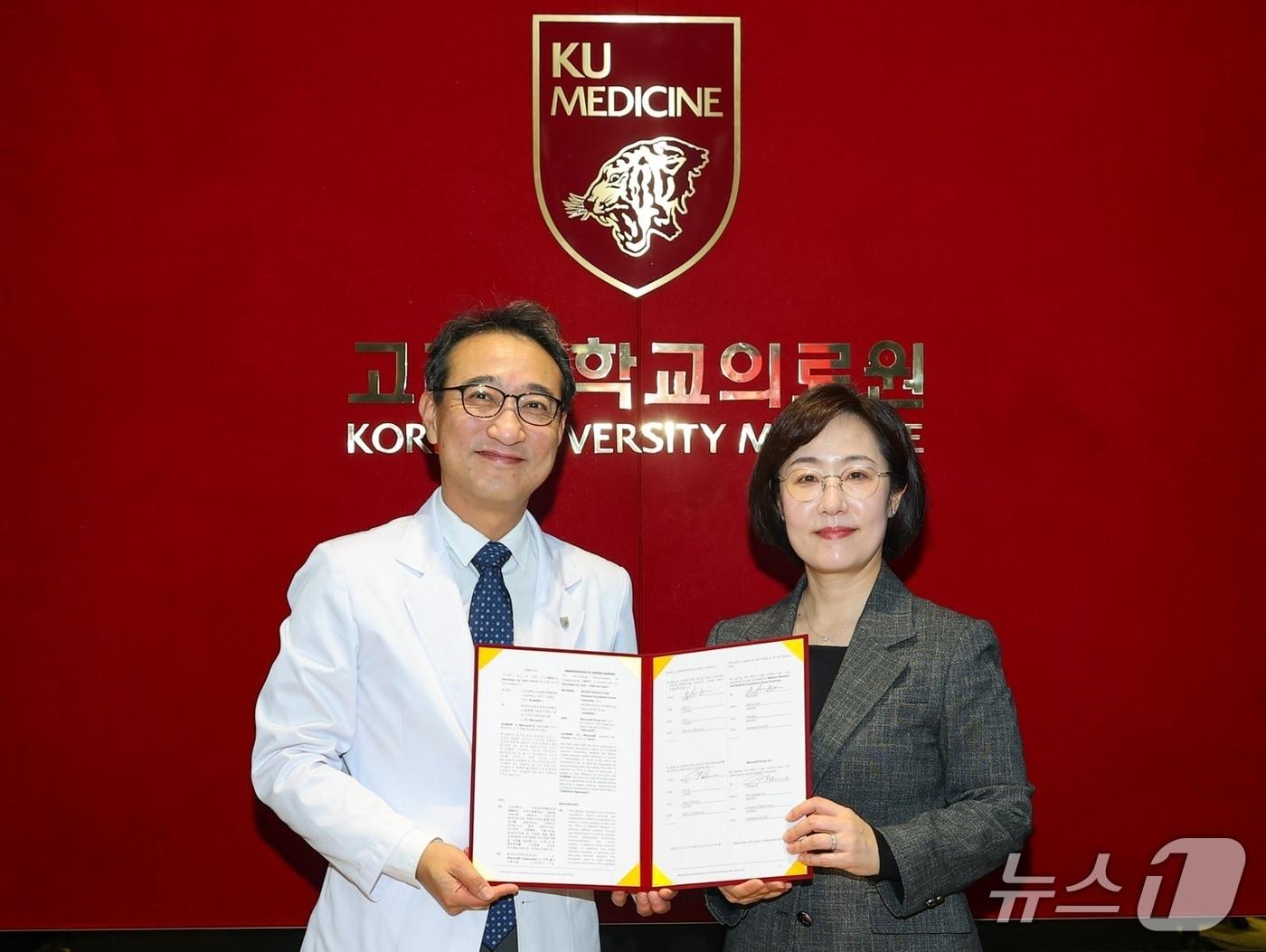 본문 이미지 - (왼쪽)김학준 의료원산학협력단장과 유현경 한국마이크로소프트 공공사업본부 부문장이 협약서에 서명 후 기념촬영을 하고 있다.(고려대의료원 제공) 2025.12.29/뉴스1
