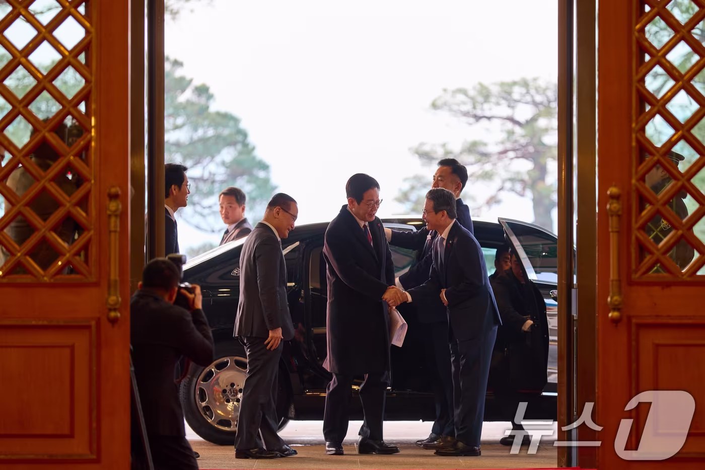 이재명 대통령이 청와대 공식 근무를 시작한 29일 청와대 본관에 도착해 차에서 내려 김용범 정책실장과 인사하고 있다. (청와대 제공. 재판매 및 DB 금지) 2025.12.29/뉴스1 ⓒ News1 이재명 기자