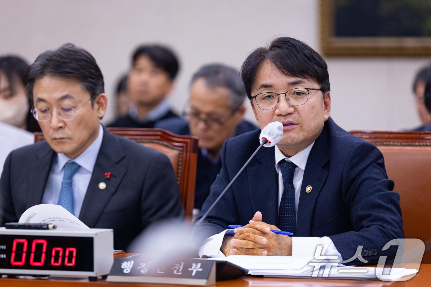 본문 이미지 - 김광용 행정안전부 재난안전관리본부장이 29일 서울 여의도 국회에서 열린 제430회 국회(임시회) 산불피해지원대책 특별위원회 제5차 전체회의에서 의원 질의에 답하고 있다. 2025.12.29 ⓒ 뉴스1 유승관 기자