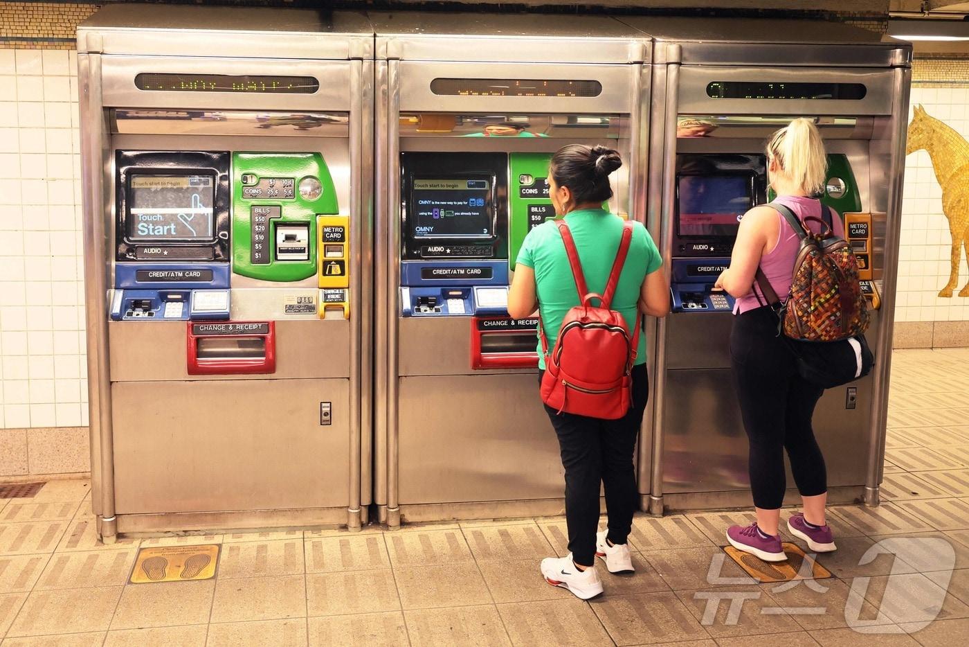 미국 뉴욕시 렉싱턴 애비뉴/59번가 지하철역에서 메트로카드를 사고 있는 시민들. 2023. 07.19.ⓒ AFP=뉴스1