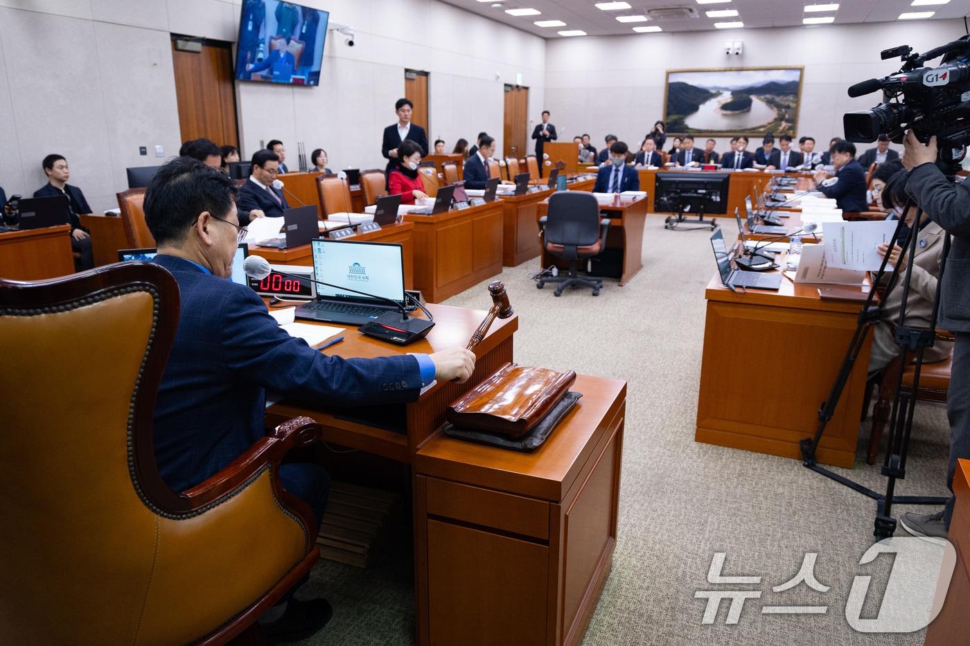 김정호 국회 산불피해지원대책특별위원장이 29일 서울 여의도 국회에서 열린 제430회 국회(임시회) 산불피해지원대책 특별위원회 제5차 전체회의에서 의사봉을 두드리고 있다. 2025.12.29/뉴스1 ⓒ News1 유승관 기자