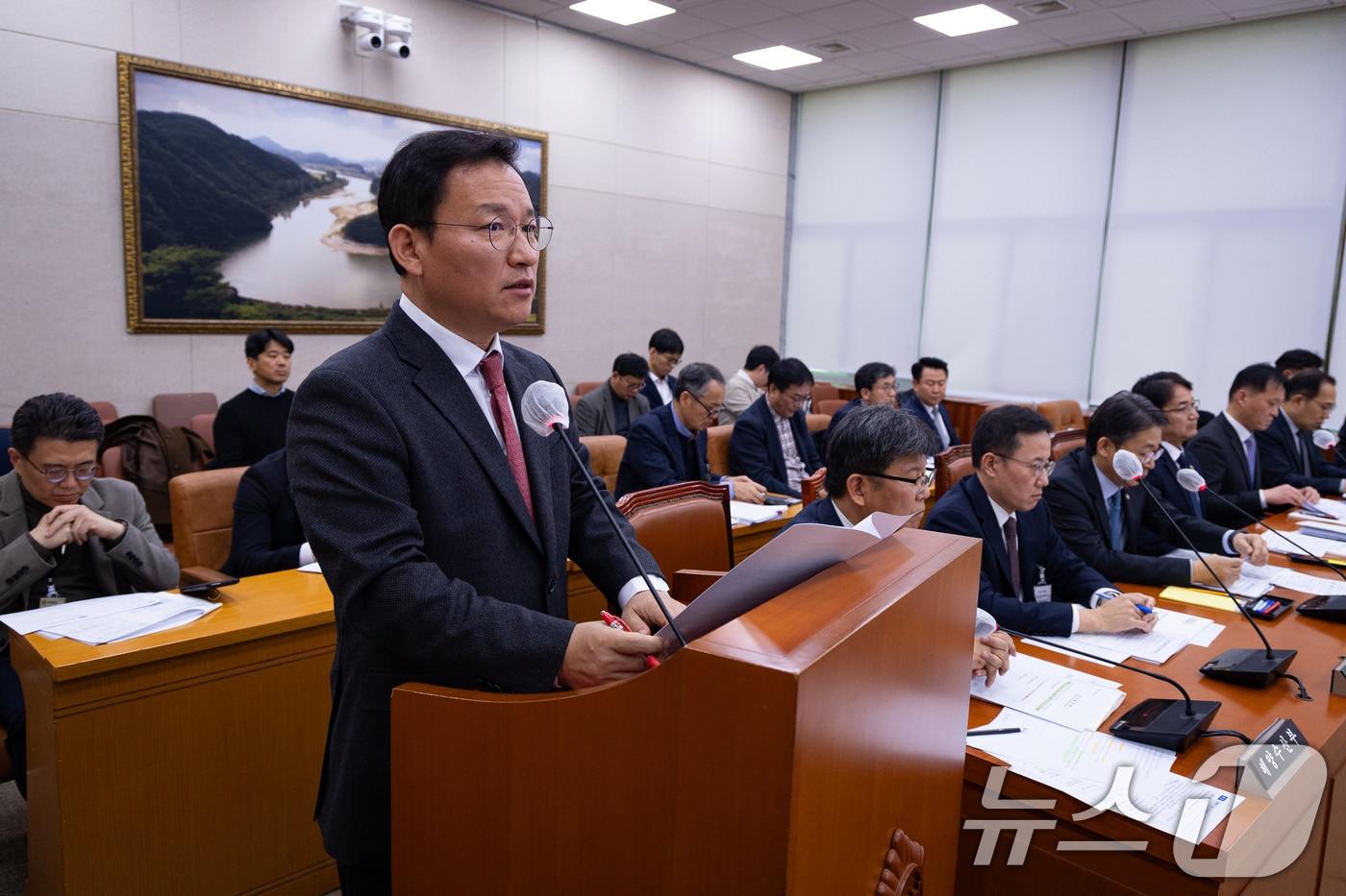 본문 이미지 - 김형동 국회 산불피해지원대책특별위원회 제도개선소위원장이 29일 서울 여의도 국회에서 열린 제430회 국회(임시회) 산불피해지원대책 특별위원회 제5차 전체회의에서 활동 보고를 하고 있다. 2025.12.29 ⓒ 뉴스1 유승관 기자