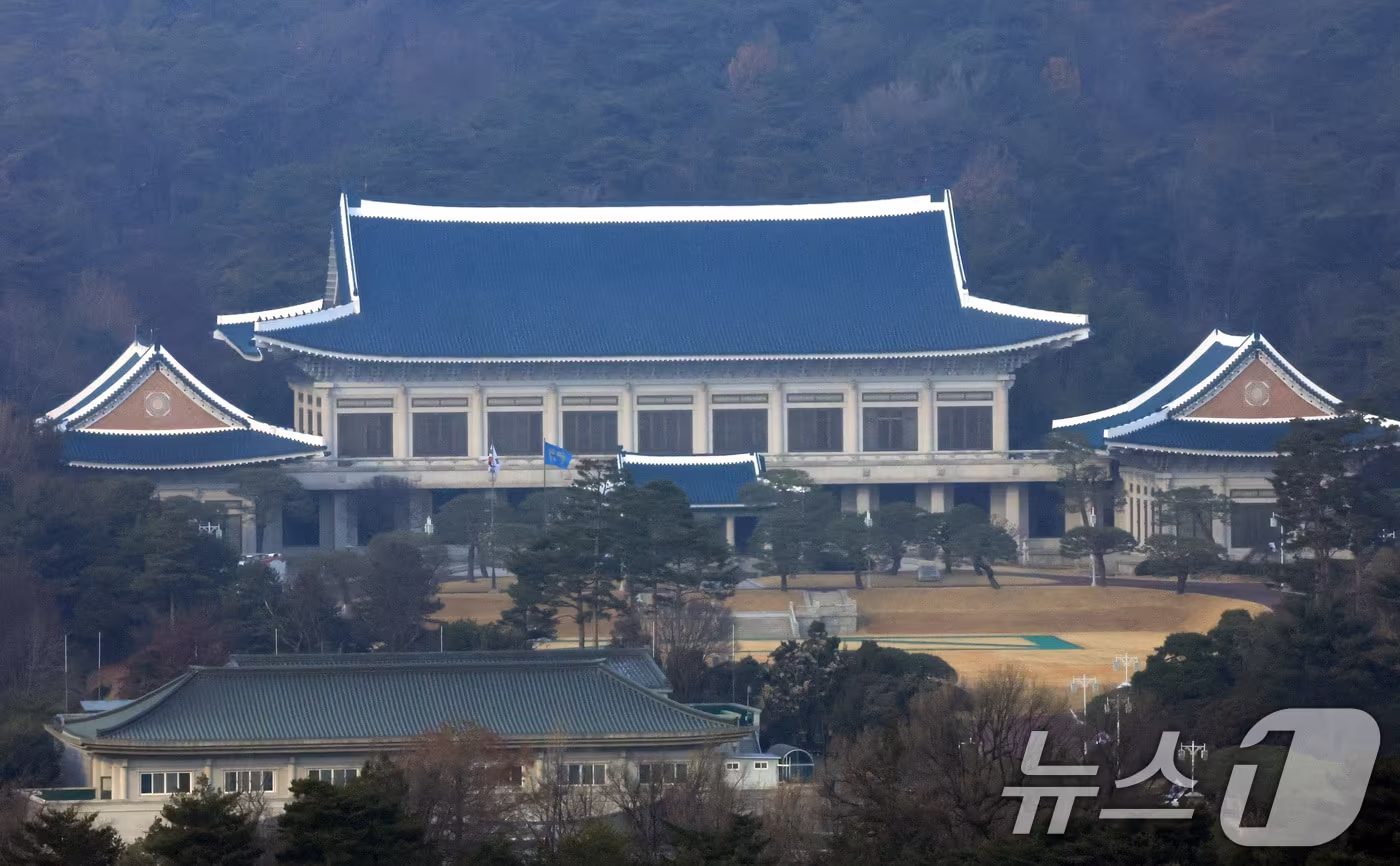 이재명 대통령이 청와대에 첫 출근한 29일 청와대에 봉황기가 게양돼 있다. 윤석열 전 대통령이 청와대를 떠난 지 약 '3년 7개월' 만에 다시 청와대 시대가 열렸다. 2025.12.29/뉴스1 ⓒ News1 임세영 기자