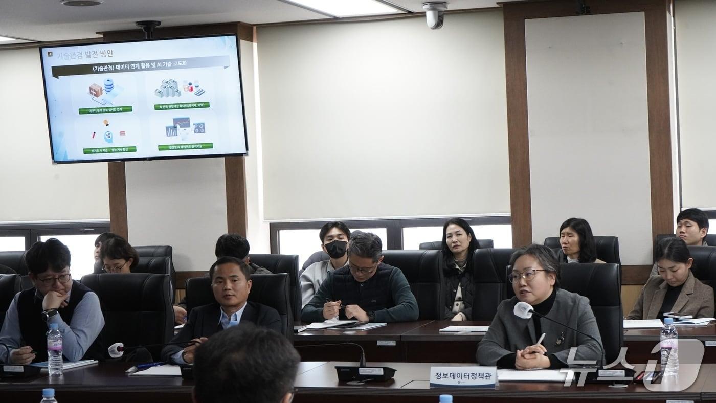 하유정 정보데이터정책관(오른쪽 첫 번째)이 '인공지능 기반 통관 영상관리 솔루션 사업' 완료보고회에서 발언하고 있다. (관세청 제공.재판매 및 DB금지)/뉴스1 