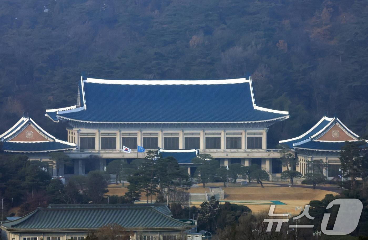 본문 이미지 - 이재명 대통령이 청와대에 첫 출근한 29일 청와대에 봉황기가 게양돼 있다. 윤석열 전 대통령이 청와대를 떠난 지 약 '3년 7개월' 만에 다시 청와대 시대가 열렸다. 2025.12.29/뉴스1 ⓒ News1 임세영 기자