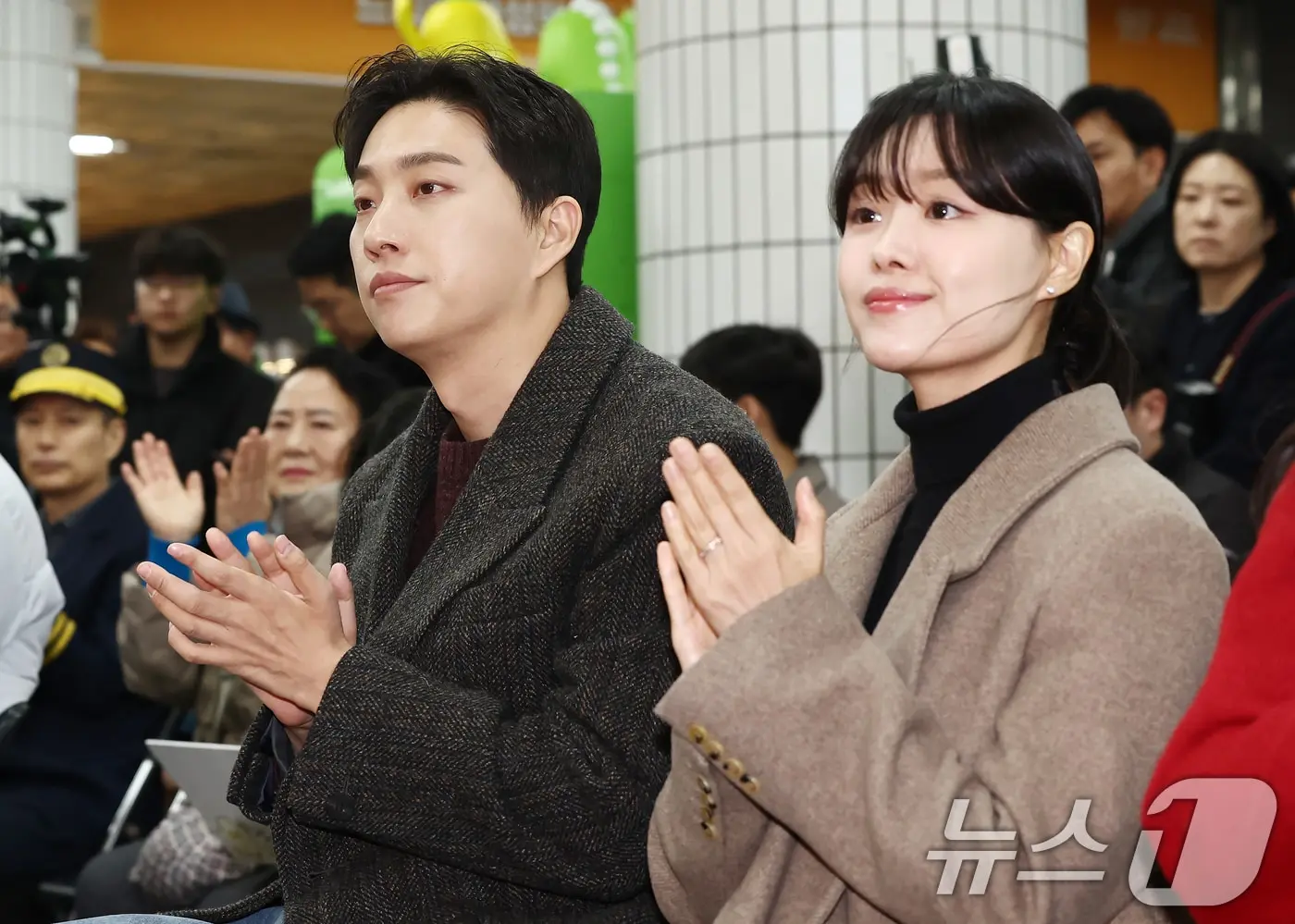 본문 이미지 - 가수 송지은, 박위 부부 2025.12.29 ⓒ 뉴스1 김민지 기자