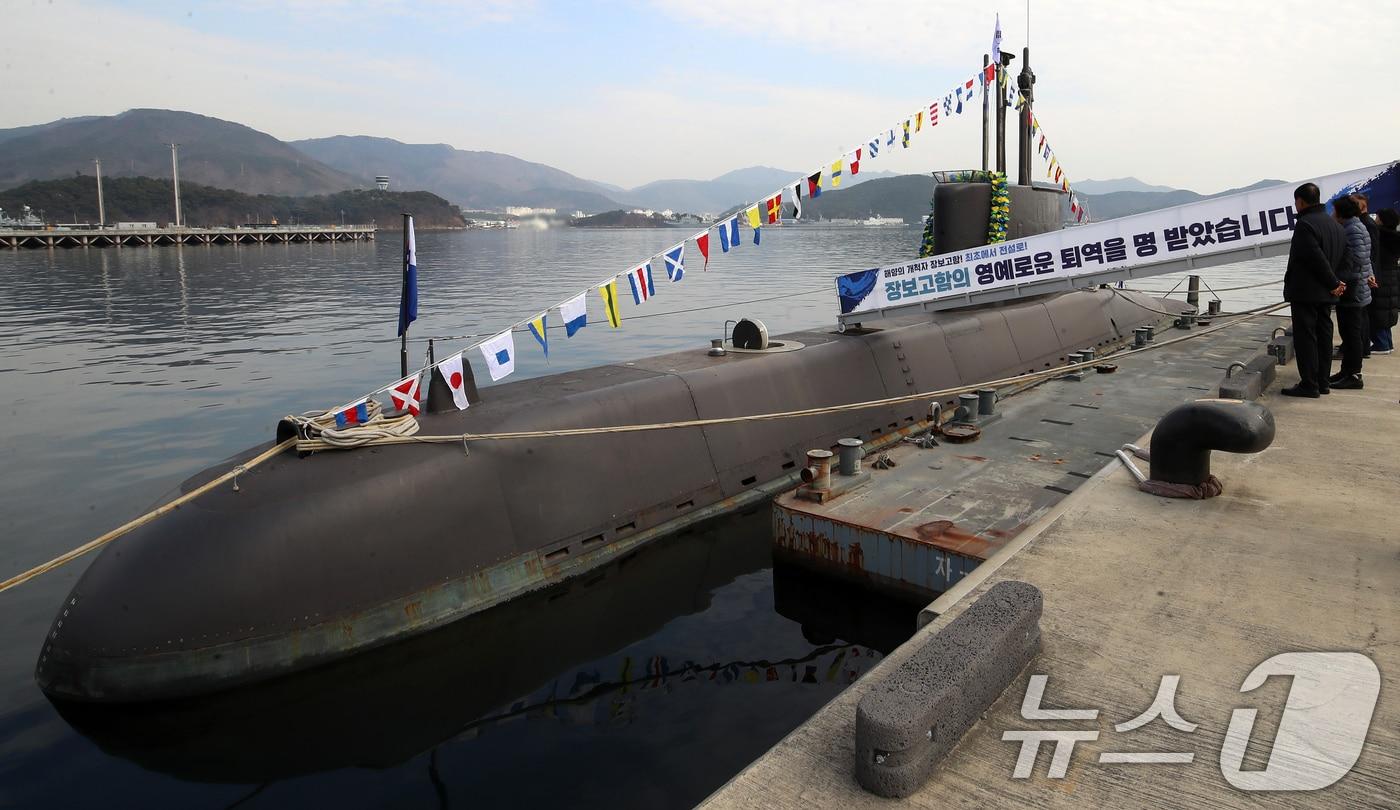 본문 이미지 - 29일 오후 경남 창원 진해구 해군잠수함사령부에서 열린 대한민국 1번 잠수함 장보고함(SS-Ⅰ·1200톤급) 퇴역식에서 장보고함이 1993년 취역할 때부터 정비와 수리를 담당했던 한 참석자가 회상에 젖어 있다. 2025.12.29 ⓒ 뉴스1 윤일지 기자