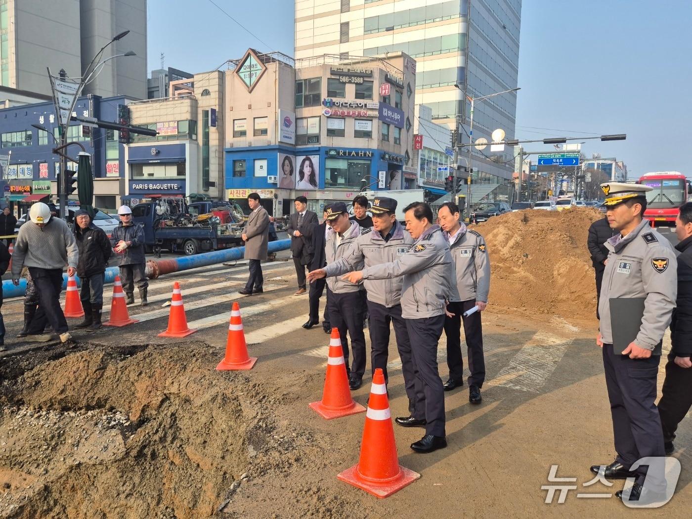 본문 이미지 - 한창훈 인천경찰청장이 인천지하철2호선 서구청역 일대 생긴 땅꺼짐(싱크홀) 복구 현장을 살피고 있다.(인천경찰청 제공) /뉴스1