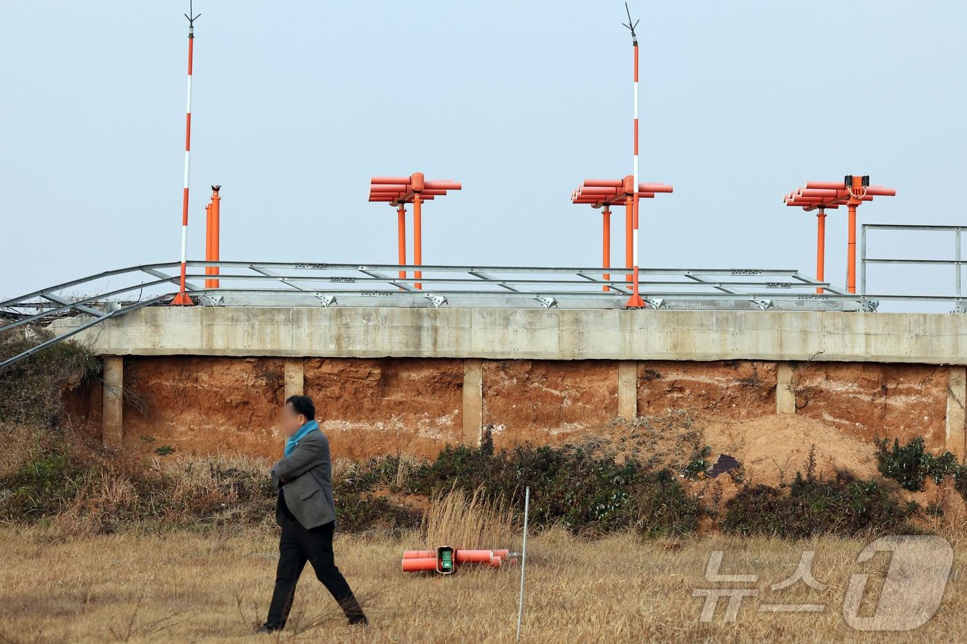 179명이 사망한 12·29 제주항공 무안공항 참사 1주기인 29일 유가족들이 활주로 내 피해를 키운 원인으로 지목된 방위각 시설물(로컬라이저)를 가까이서 바라보고 있다. 2025.12.29/뉴스1 ⓒ News1 박지현 기자