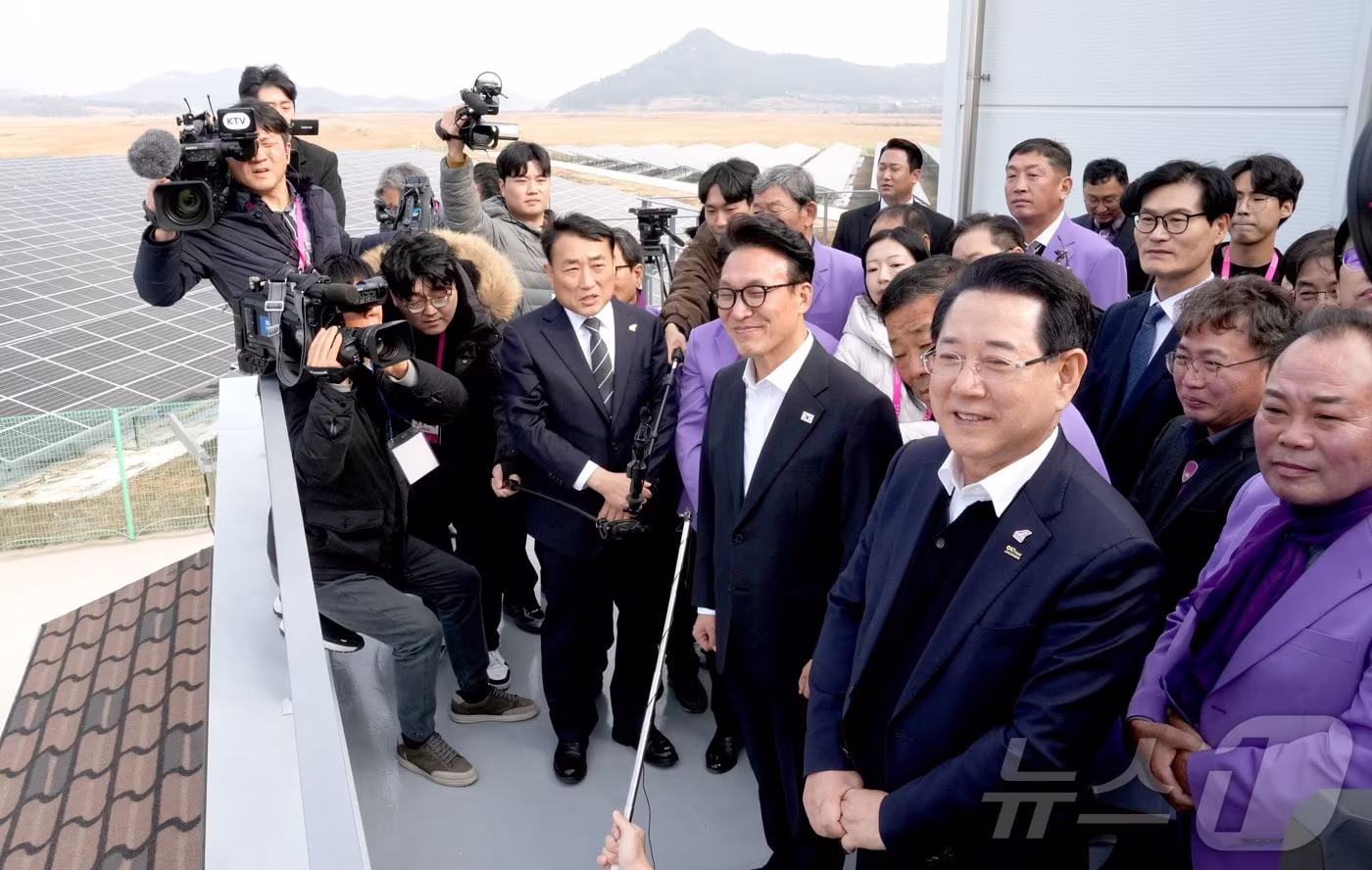 김민석 국무총리와 김영록 전라남도지사가 29일 신안 안좌솔라시티 태양광 발전단지를 방문해 현장에 관한 설명을 듣고 있다.(전남도 제공. 재판매 및 DB금지) 2025.12.29/뉴스1