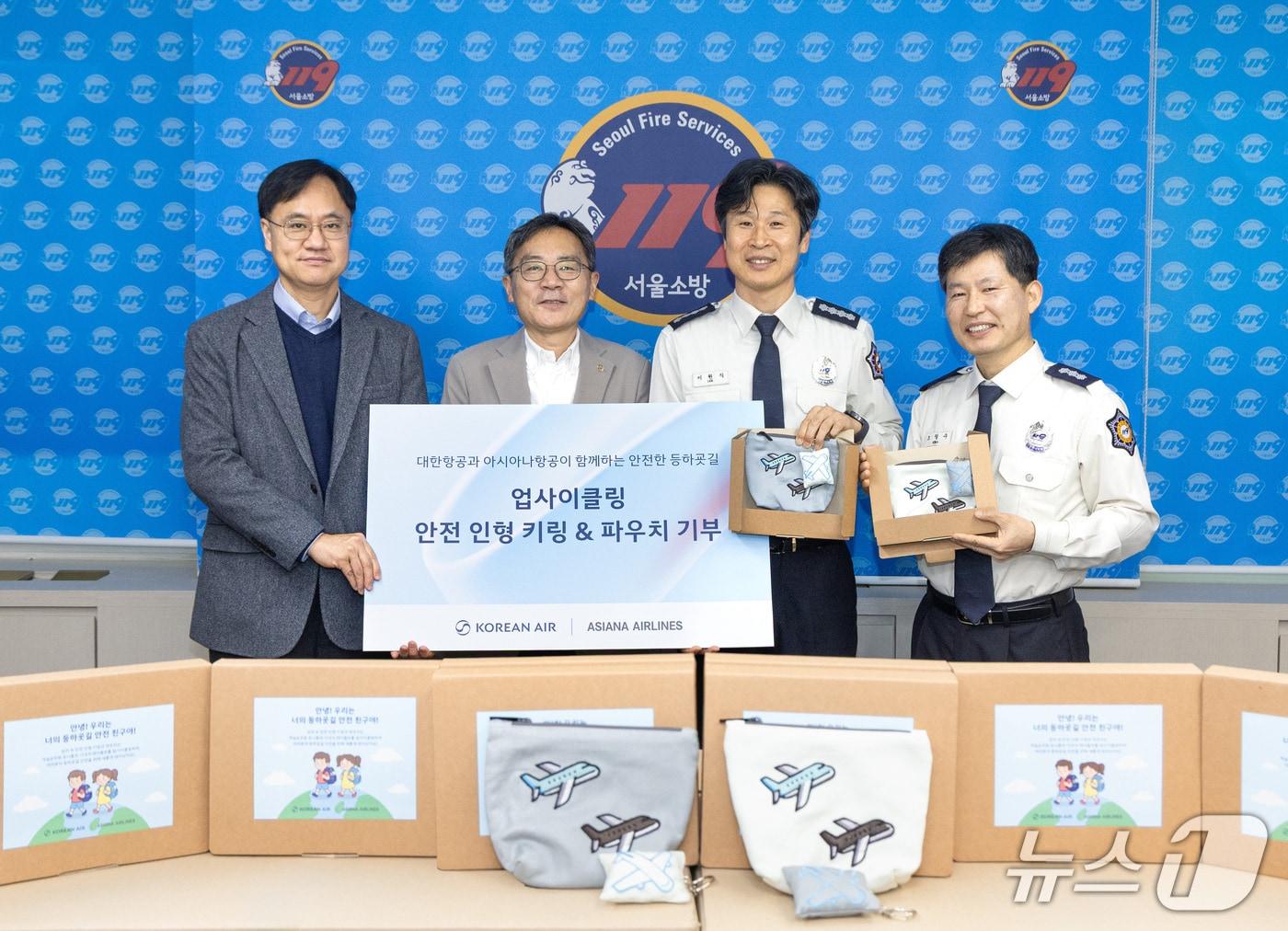 본문 이미지 - 29일 서울 강서소방서에서 열린 대한항공·아시아나항공 업사이클링 물품 기부 행사에서 지상휘 대한항공 총무부담당 상무(왼쪽 두번째), 정성원 아시아나항공 HR담당 상무(왼쪽 첫번째), 이원석 강서소방서장(왼쪽 세번째), 조철수 강서소방서 행정과장(왼쪽 네번째)이 기념 사진을 촬영한 모습(대한항공 제공). 2025.12.29.