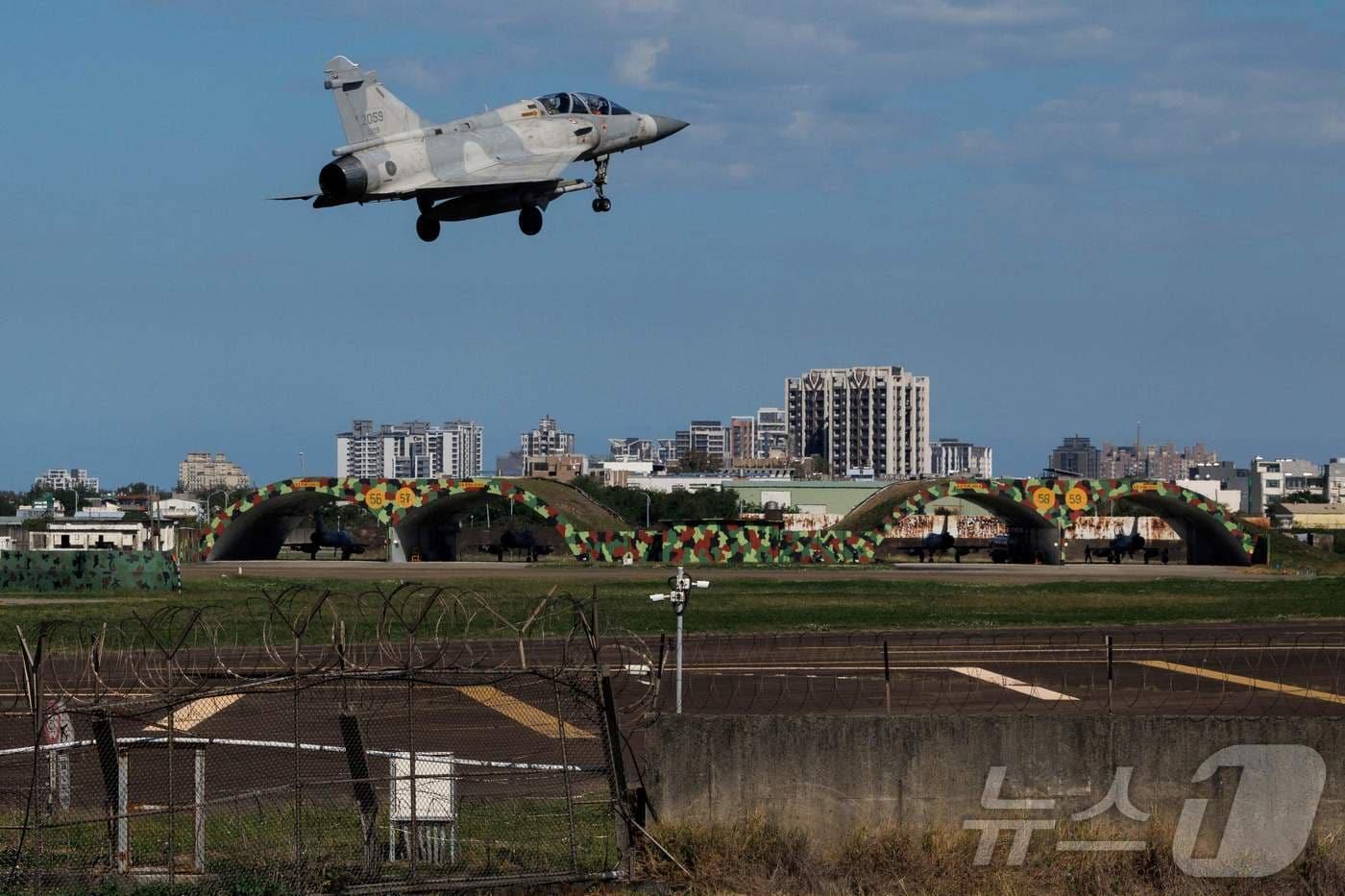 본문 이미지 - 지난해 12월 29일(현지시간) 중국 인민해방군 동부전구가 '정의의 임무-2025'(Justice Mission-2025)라는 대만 포위 군사훈련을 실시한다고 발표한 가운데 대만 신주 공군기지에서 대만 공군 미라주 2000 전투기가 이륙하고 있다. 2025. 12. 29. ⓒ AFP=뉴스1