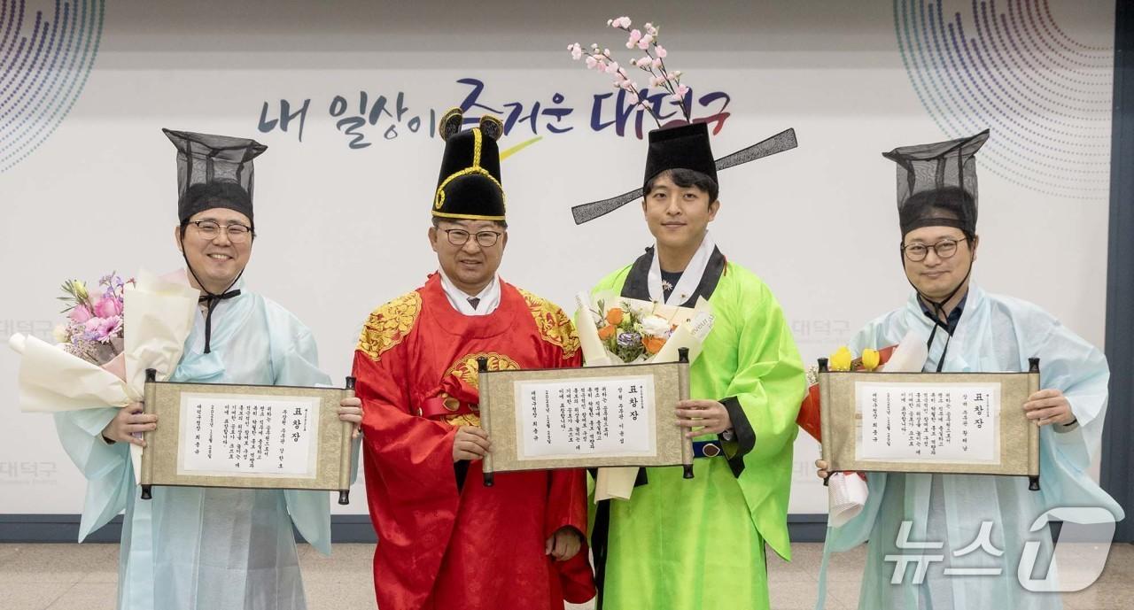 본문 이미지 - 최충규 대덕구청장(사진 왼쪽 두 번째)과 ‘2025년 홍보장원 왕중왕전’에서 수상한 직원들이 29일 표창장을 받은 후 기념 촬영을 하고 있다.(대덕구 제공. 재판매 및 DB금지)/뉴스1