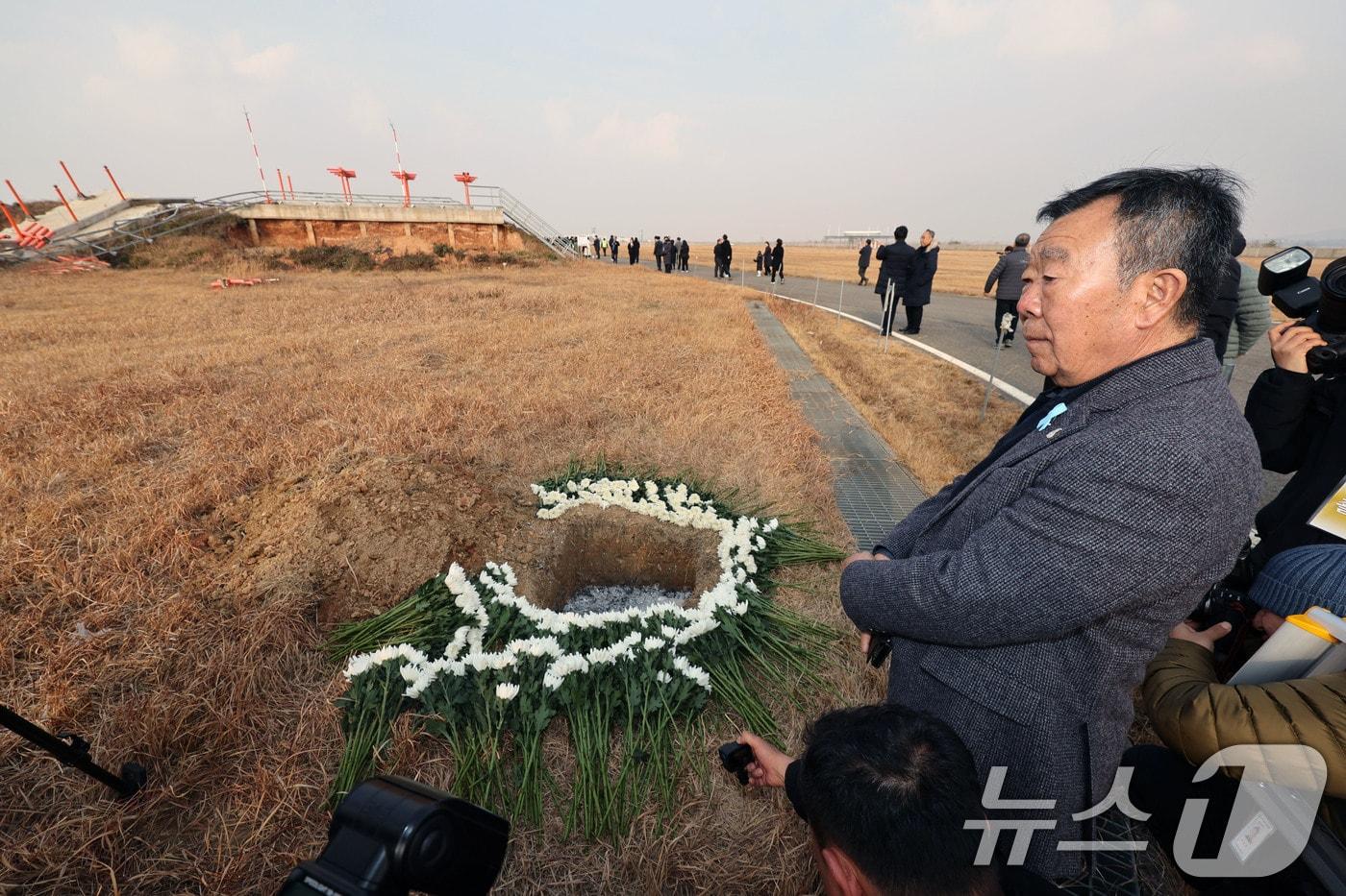 179명이 사망한 12·29 제주항공 무안공항 참사 1주기인 29일 전남 무안공항에서 유가족들이 활주로 내 피해를 키운 원인으로 지목된 방위각 시설물(로컬라이저)을 가까이서 바라보고 있다. 2025.12.29/뉴스1 ⓒ News1 박지현 기자