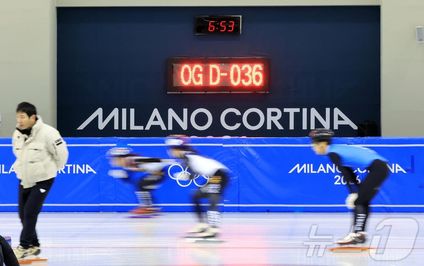 2026년 병오년을 맞이하는 대한민국 쇼트트랙 국가대표 선수들이 충북 진천국가대표선수촌 빙상장에서 구슬땀을 흘리며 새벽훈련을 하고 있다. 2026.1.1/뉴스1 ⓒ News1 김진환 기자
