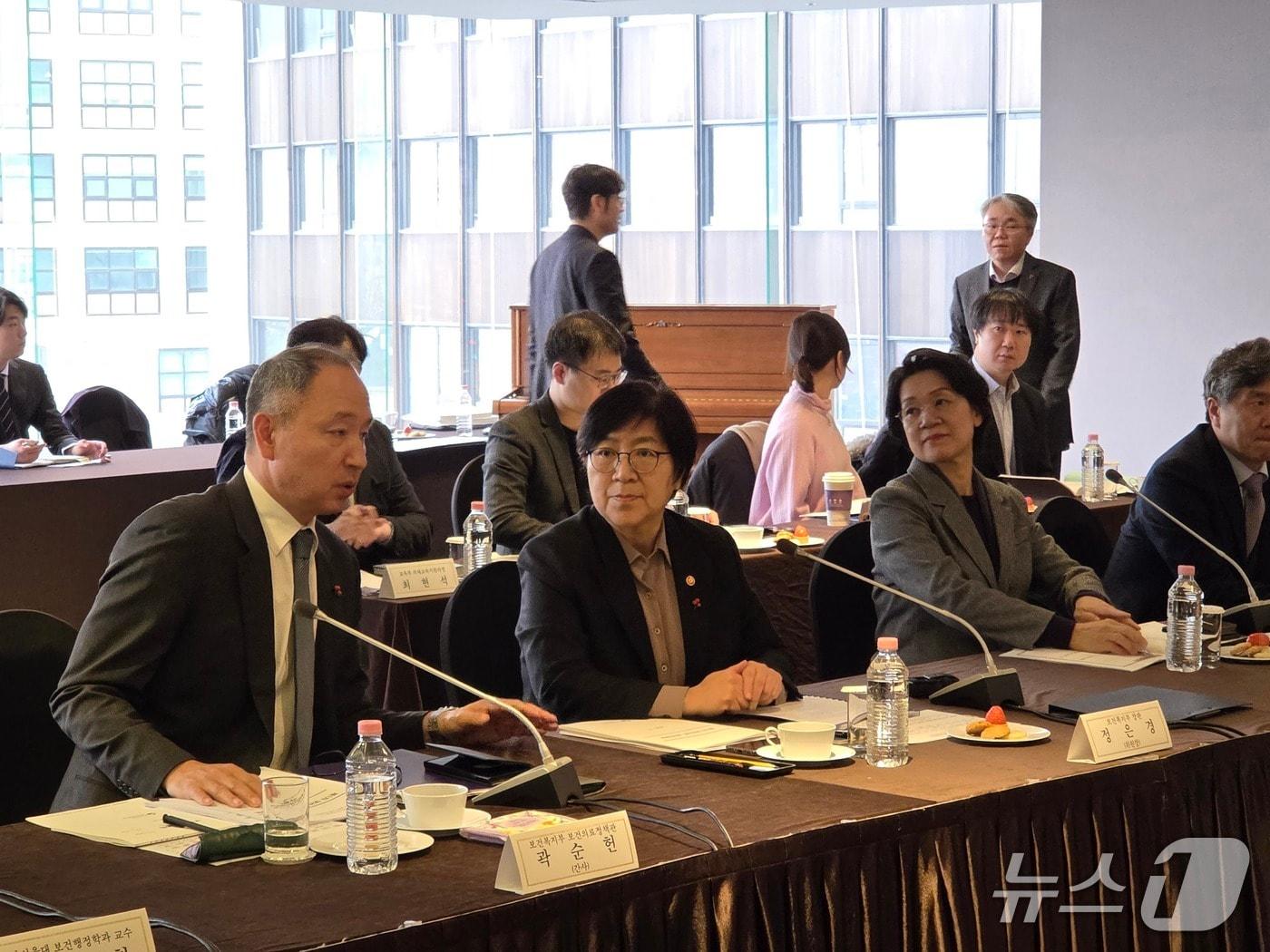 본문 이미지 - 정은경 보건복지부장관(가운데)이 25일 서울 중구 플라자호텔에서 개최된 보건의료정책심의회 개최에 앞서 의견을 듣고 있다. 2025. 12. 19/뉴스1황진중 기자