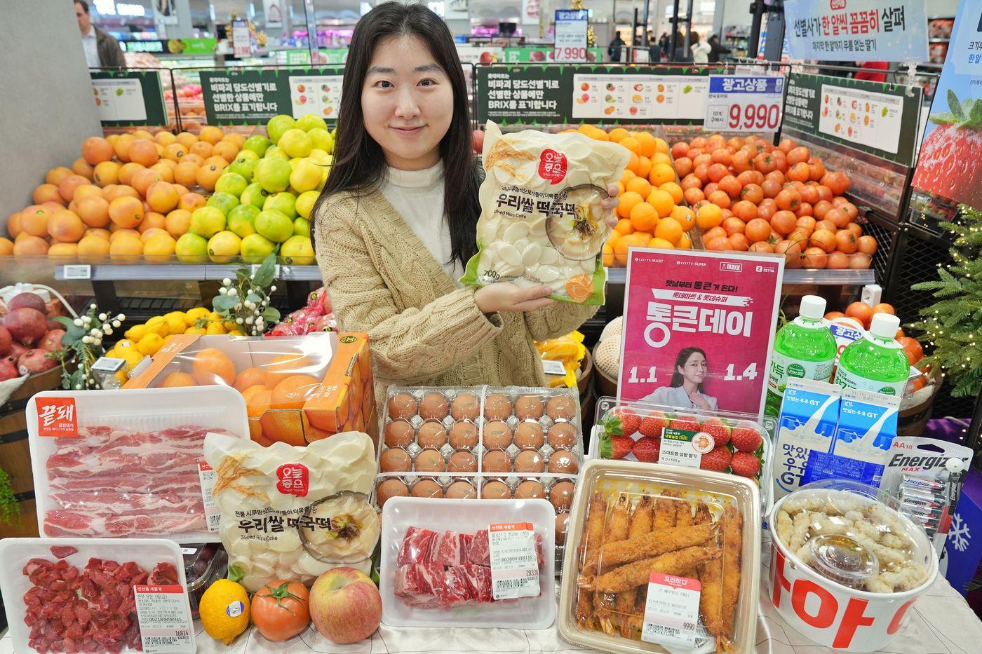 서울시 중구에 위치한 롯데마트 제타플렉스 서울역점에서 '통큰데이' 행사를 홍보하는 직원의 모습.(롯데마트 제공)