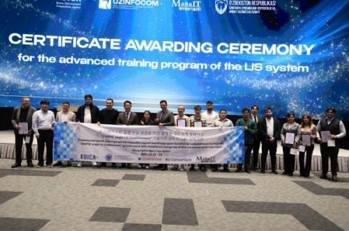 본문 이미지 - KOICA·메가정보기술·Uzinfocom·SEWPHC 관계자와 SEWPHC 및 Uzinfocom 교육 참가자들이 'SEWPHC 통합 LIS 구축을 위한 기술이전 교육(심화과정)' 클로징 세션을 마친 뒤 기념 촬영을 하고 있다.  사진=한국국제협력단(KOICA)  제공