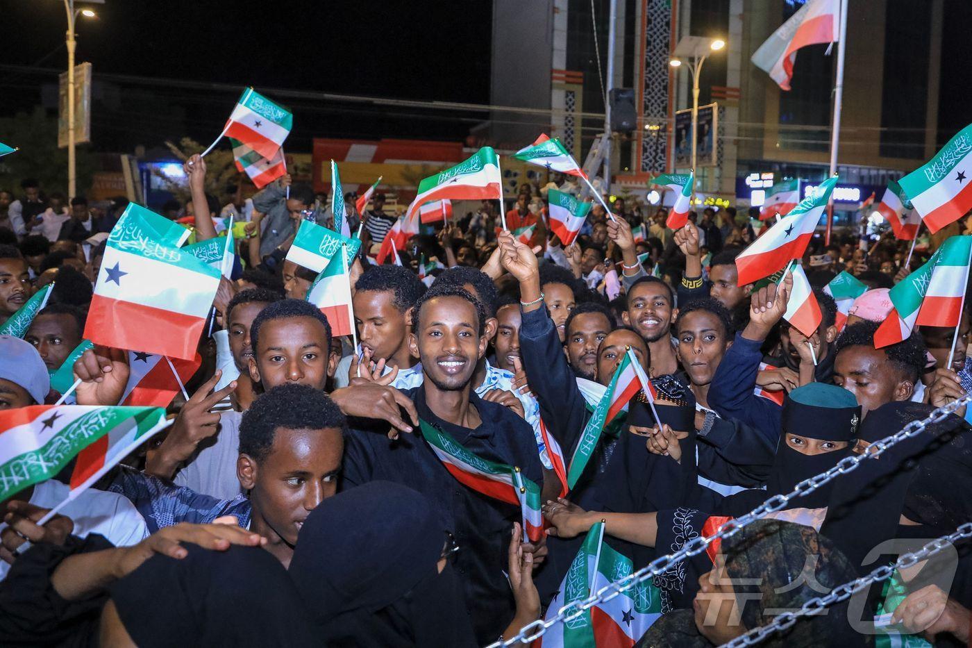 26일(현지시간) 소말릴란드 하르게이사 시내에서 주민들이 소말릴란드 국기를 흔들며 이스라엘의 소말릴란드 국가승인 발표를 축하하고 있다. 이날 소말릴란드 대통령은 이스라엘의 발표를 환영하며 이번 결정이 "전략적 파트너십＂의 시작을 의미한다고 밝혔다. 2025.12.26. ⓒ AFP=뉴스1 ⓒ News1 이정환 기자