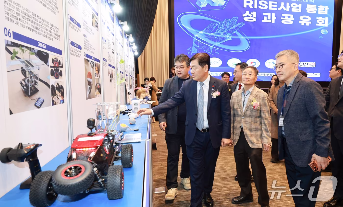 29일 전북 전주시 더메이 호텔에서 열린 2025 전북RISE 전문대학 성과 공유회에 김관영 전북도지사가 현장을 둘러보고 있다.(전북도제공. 재판매 및 DB금지)2025.12.29/뉴스1