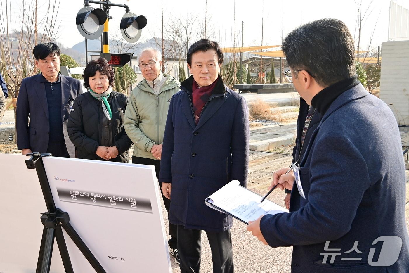 조규일 진주시장(오른쪽 두번째)이 29일 남문산역 폐역사 공원화 사업 현장점검을 실시하고 있다(진주시 제공. 재판매 및 DB금지). 2025.12.29