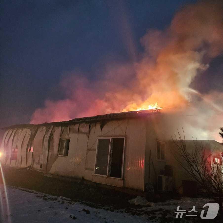 본문 이미지 - 철원 주택화재.(강원도소방본부 제공, 재판매 및 DB 금지) 2025.12.29/뉴스1