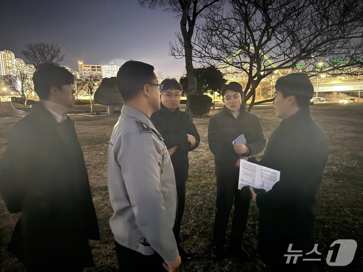 본문 이미지 - 광주 광산구 황룡친수공원에서 야간 안전 강화를 위한 범죄예방진단을 실시하는 모습. (광산서 제공. 재판매 및 DB 금지)
