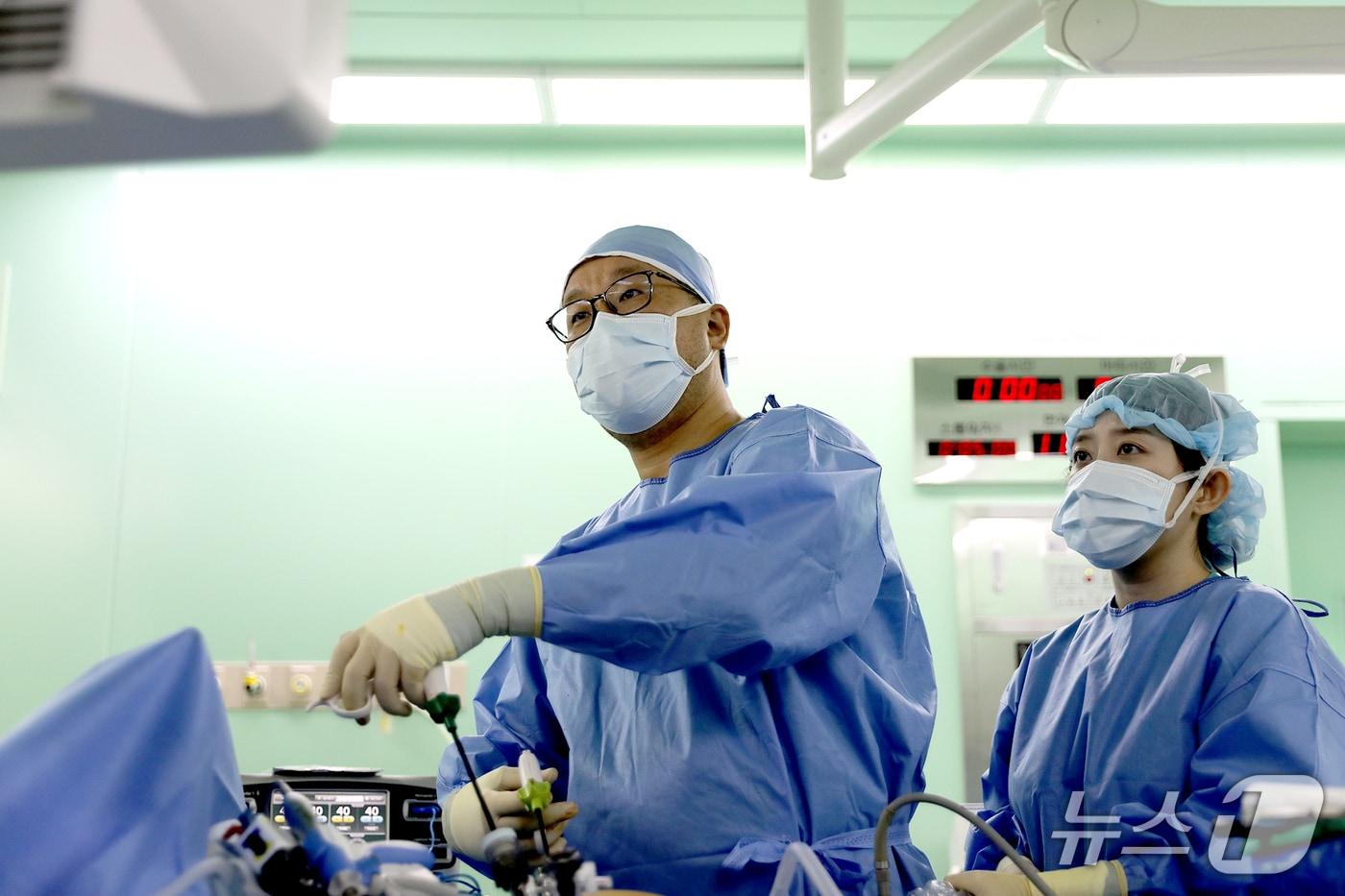 일산백병원 중증외상센터장인 정성원 교수의 응급 수술 장면(일산백병원 제공)