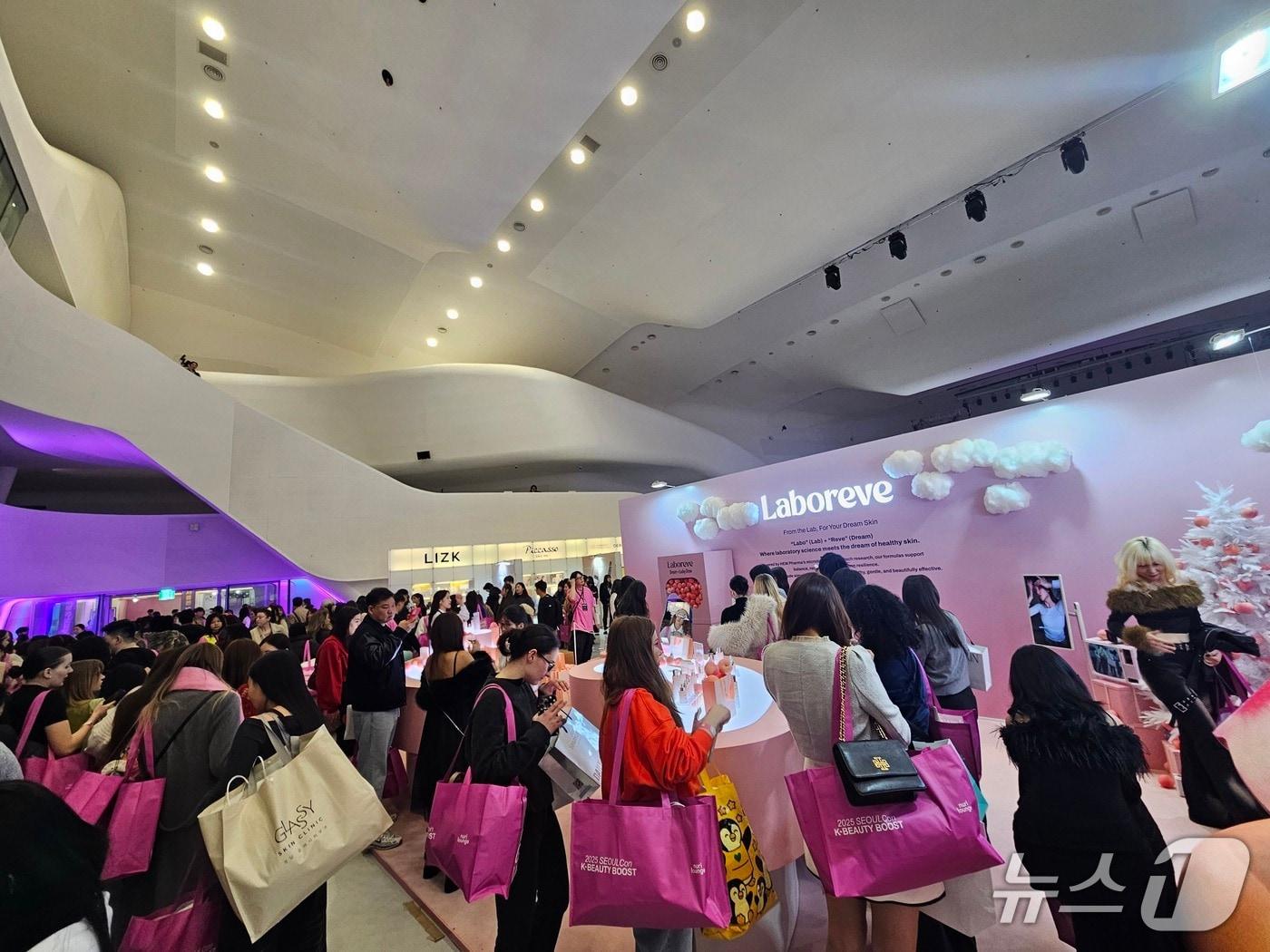 본문 이미지 - 29일 서울 중구 동대문디자인플라자(DDP)에서 열린 2025 서울콘 K뷰티부스트 전경ⓒ 뉴스1/김진희 기자.