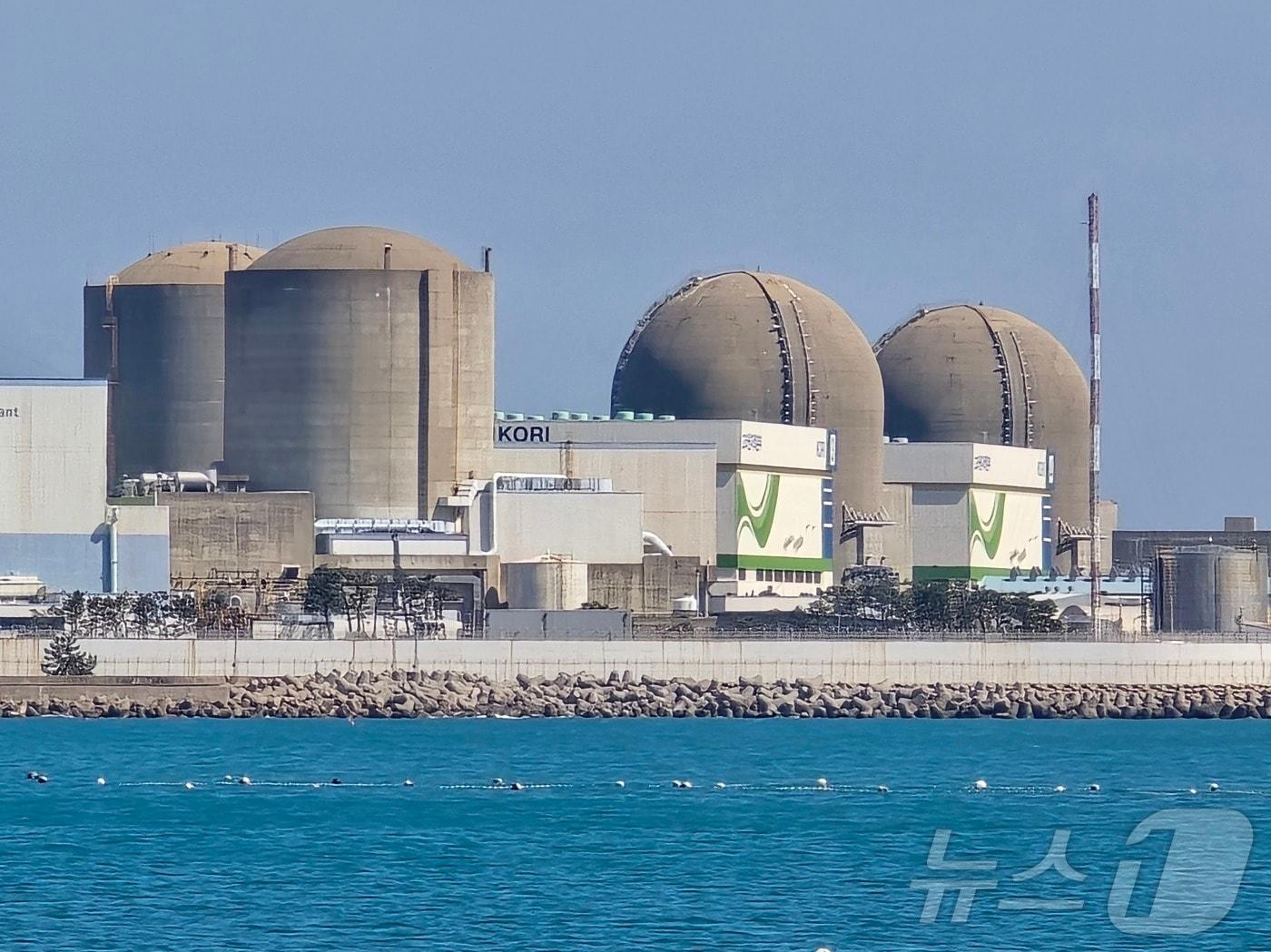 본문 이미지 - 부산 기장 임랑해수욕장에서 바라본 한국수력원자력 고리원자력본부 2024.4.5/뉴스1 ⓒ News1 황덕현 기후환경전문기자