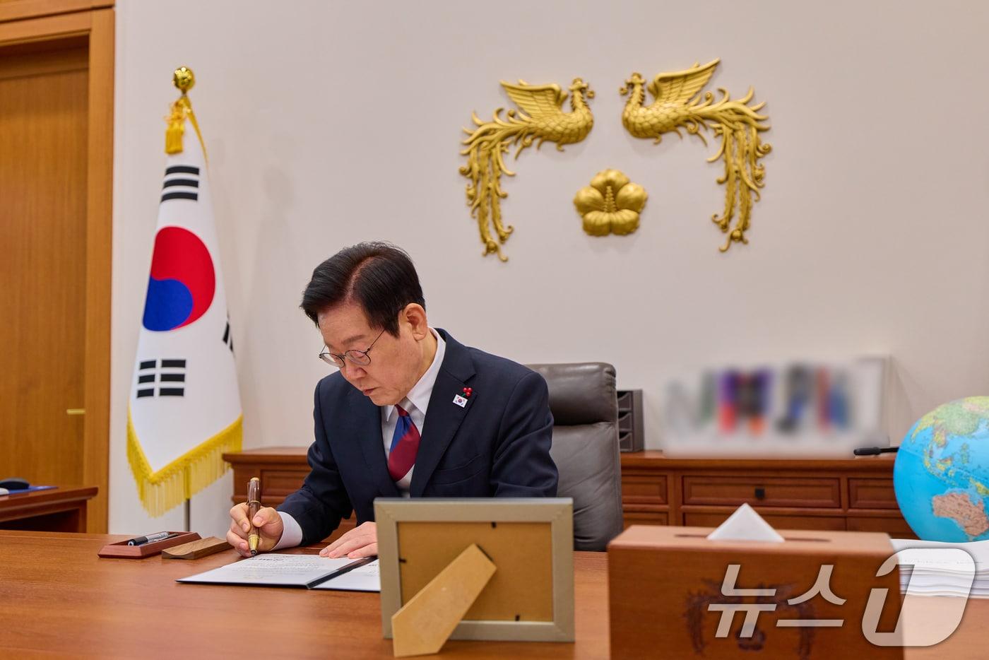 이재명 대통령이 청와대 집무를 시작한 29일 청와대에서 한베냉공화국 대사 내정자에게 아그레망을 부여하는 등 첫 재가를 진행하고 있다. (청와대 제공. 재판매 및 DB 금지) 2025.12.29/뉴스1 ⓒ News1 이재명 기자