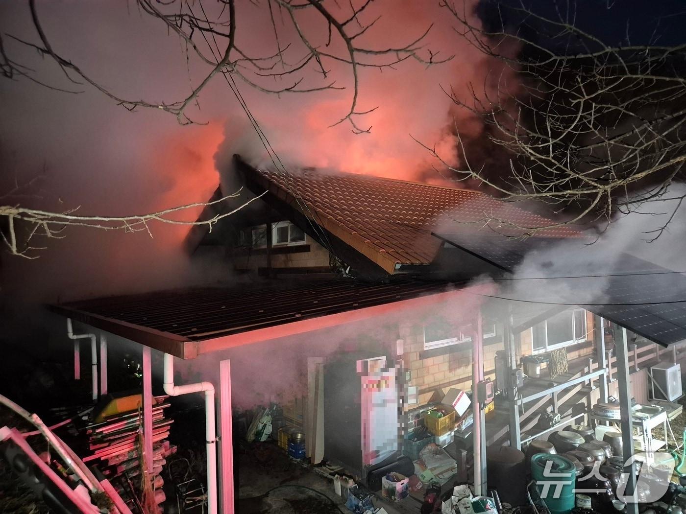 본문 이미지 - 예산 대흥면 주택 화재 현장. (예산소방서 제공, 재판매 및 DB금지) / 뉴스1 