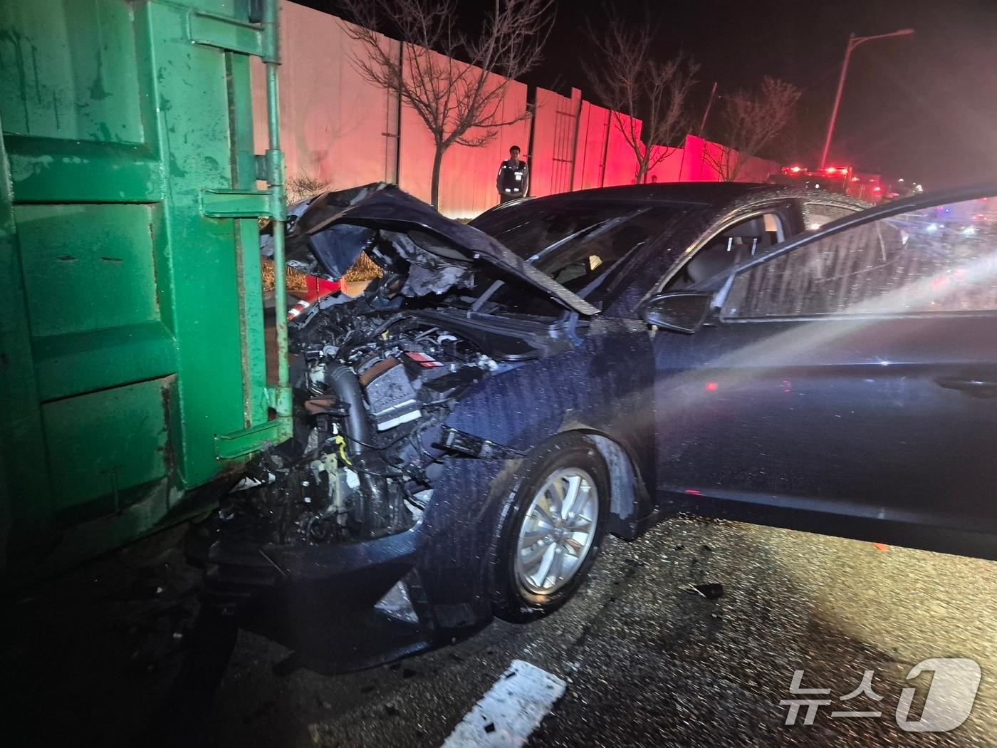 본문 이미지 - 당진 석문면 교통사고 현장. (당진소방서 제공, 재판매 및 DB금지) / 뉴스1 