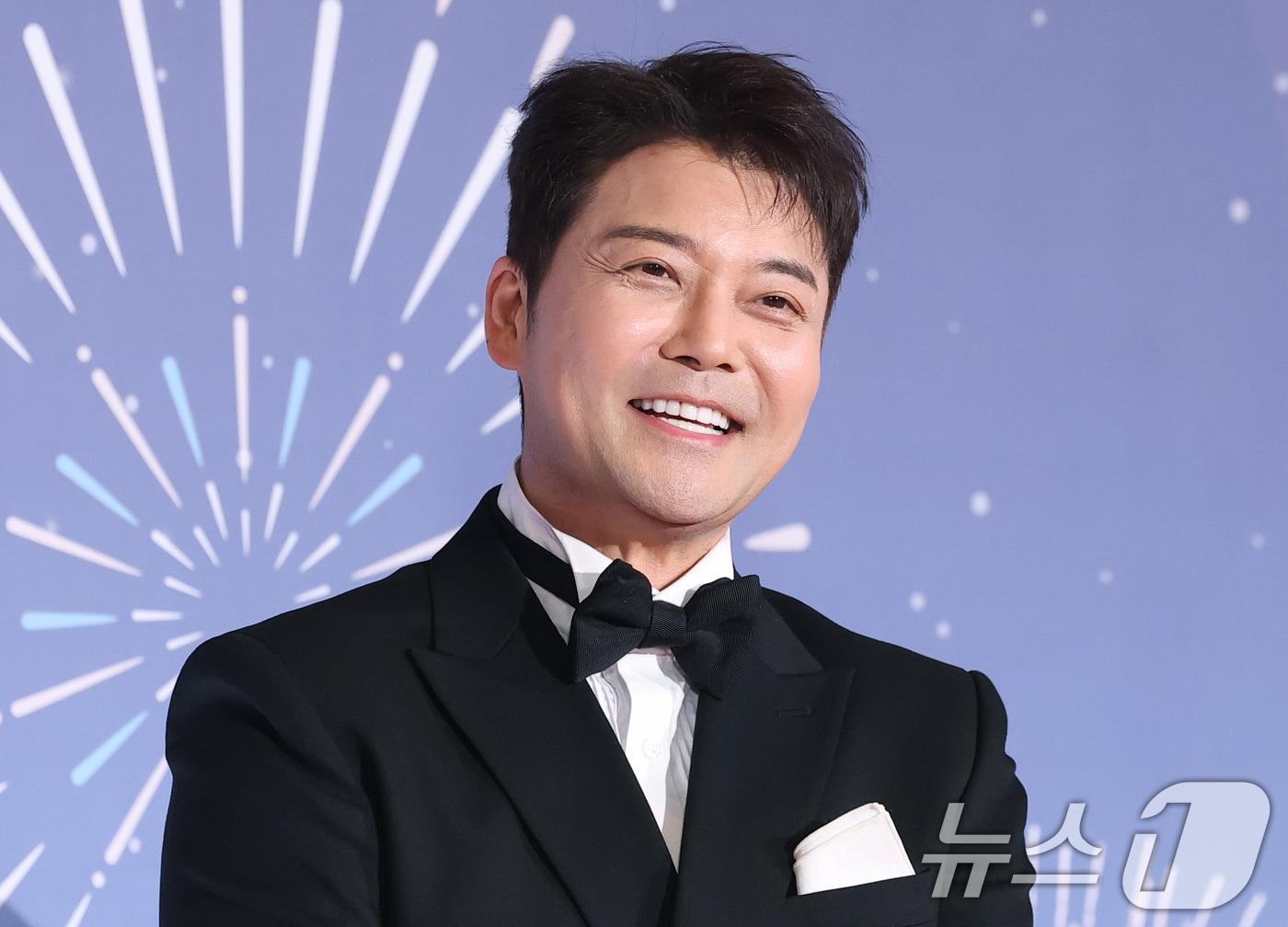 본문 이미지 - 방송인 전현무가 29일 오후 서울 마포구 MBC 미디어센터 공개홀에서 열린 '2025 MBC 방송연예대상' 레드카펫 행사에 참석해 미소를 짓고 있다. 2025.12.29 ⓒ 뉴스1 권현진 기자