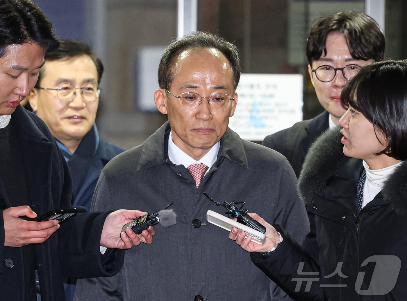 본문 이미지 - 12·3 비상계엄 해제 요구안 표결 방해 의혹을 받는 추경호 국민의힘 의원이 2일 밤 서울 서초구 서울중앙지방법원에서 열린 구속 전 피의자 심문(영장실질심사)을 받은 후 대기장소인 서울구치소로 향하고 있다. (공동취재) 2025.12.3/뉴스1 ⓒ News1 오대일 기자