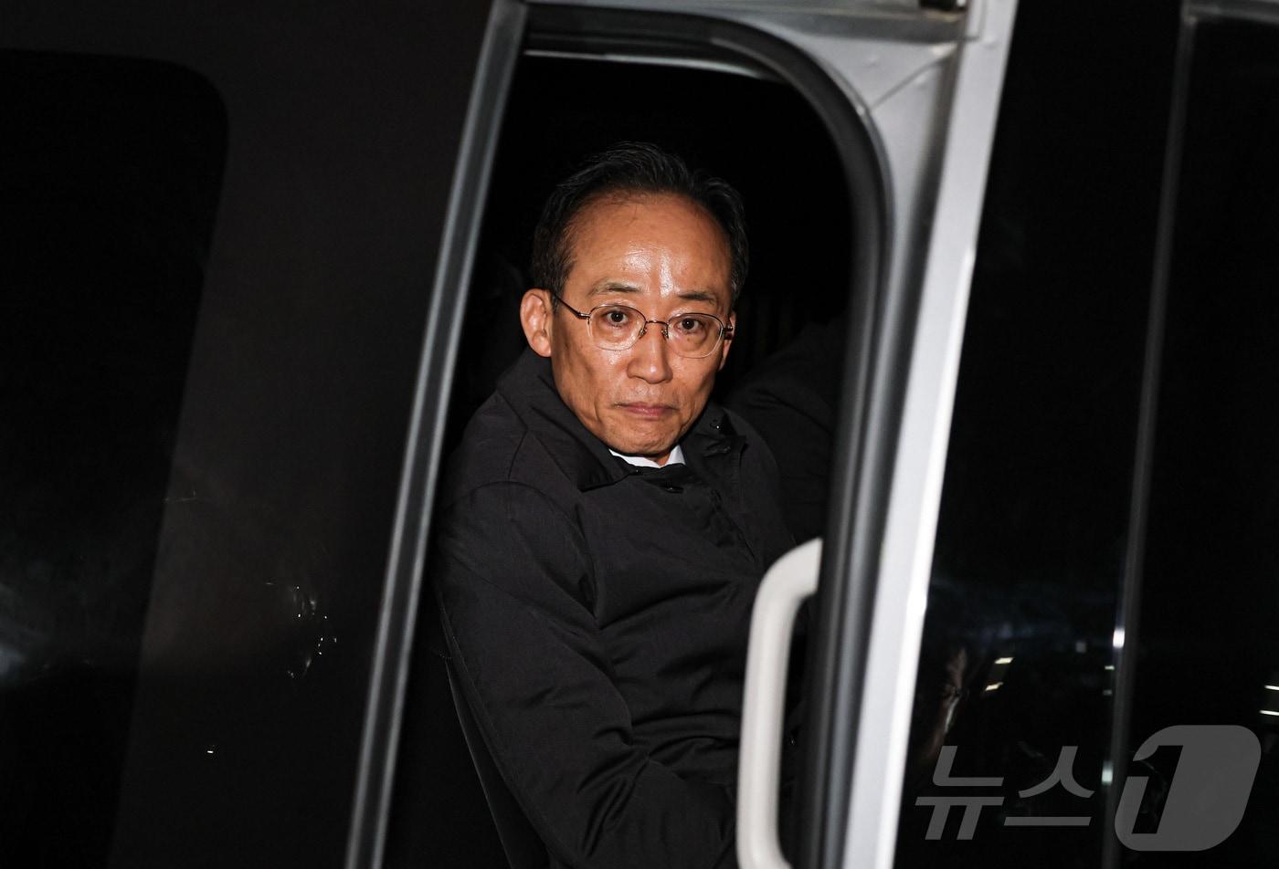 12·3 비상계엄 해제 요구안 표결 방해 의혹을 받는 추경호 국민의힘 의원이 2일 밤 서울 서초구 서울중앙지방법원에서 열린 구속 전 피의자 심문(영장실질심사)을 받은 후 대기장소인 서울구치소로 향하고 있다. (공동취재) 2025.12.3/뉴스1 ⓒ News1 오대일 기자