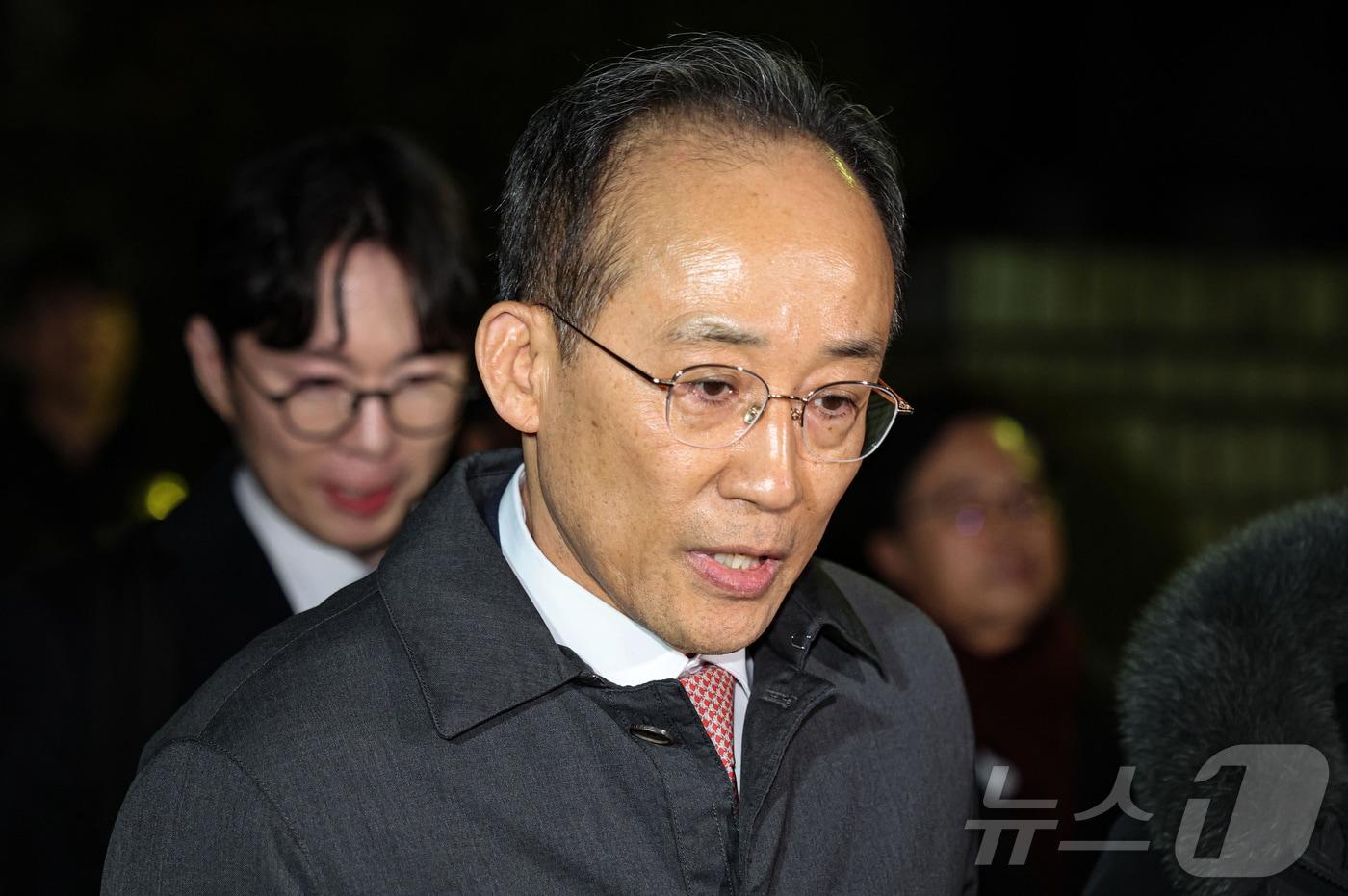 12·3 비상계엄 해제 요구안 표결 방해 의혹을 받는 추경호 국민의힘 의원이 2일 밤 서울 서초구 서울중앙지방법원에서 열린 구속 전 피의자 심문(영장실질심사)을 받은 후 대기장소인 서울구치소로 향하고 있다. (공동취재) 2025.12.3/뉴스1 ⓒ News1 오대일 기자