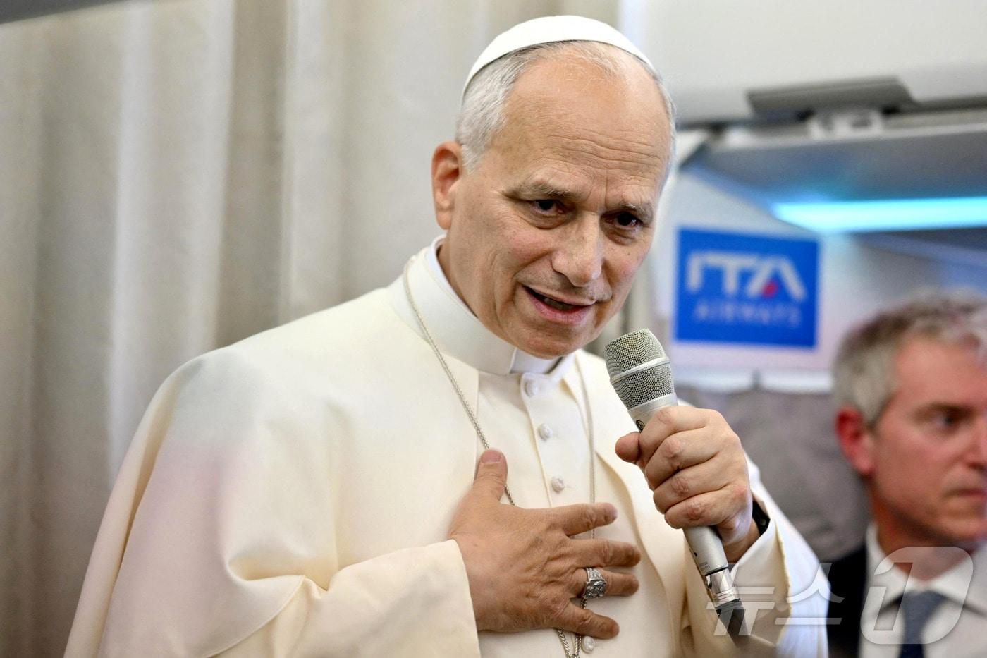 레오 14세 교황이 2일&#40;현지시간&#41; 튀르키예와 레바논 순방을 마치고 로마로 향하는 비행기에서 기자들에게 이야기하고 있다. 2025.12.02. ⓒ AFP=뉴스1 ⓒ News1 윤다정 기자