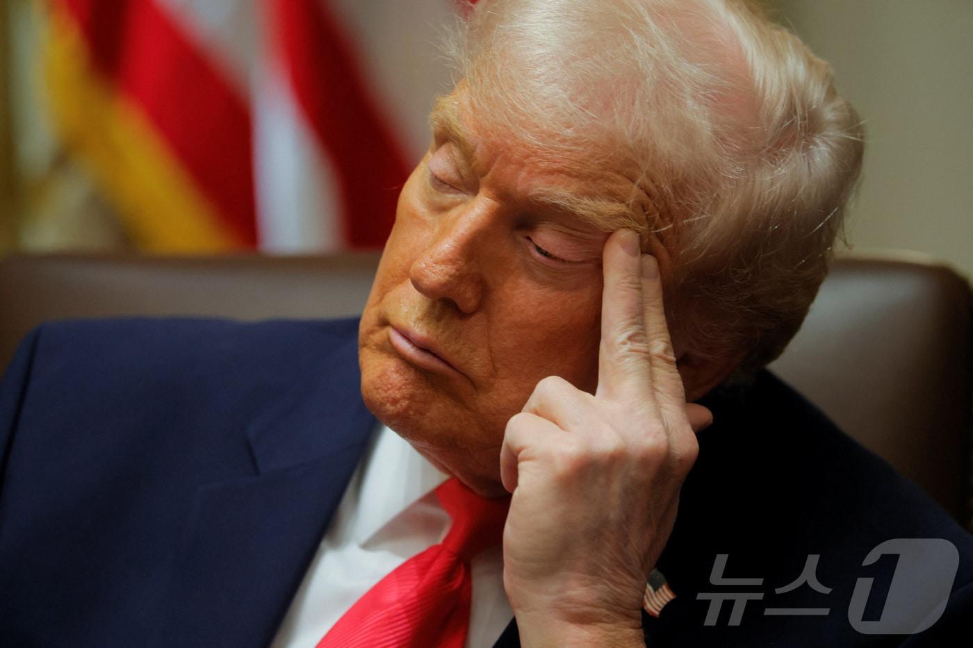 도널드 트럼프 미국 대통령이 2일&#40;현지시간&#41; 워싱턴DC 백악관에서 열린 각료 회의 중 잠시 졸고 있다. 2025.12.02. ⓒ 로이터=뉴스1 ⓒ News1 류정민 특파원