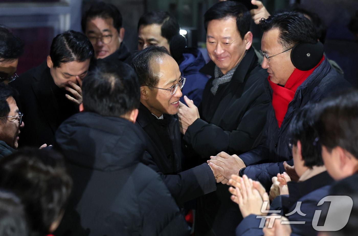 12·3 비상계엄 해제 요구안 표결 방해 의혹을 받는 추경호 국민의힘 의원이 3일 새벽 구속 영장이 기각된 후 경기도 의왕시 서울구치소를 나서며 유상범 의원 등 동료 의원들과 인사하고 있다. 2025.12.3/뉴스1 ⓒ News1 김성진 기자