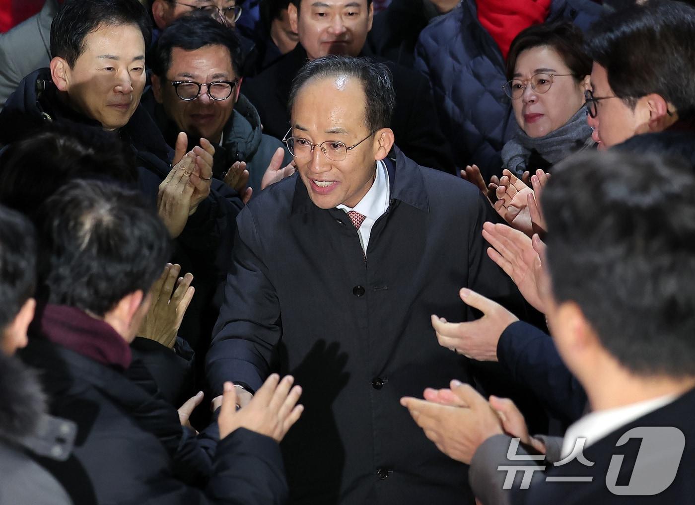 본문 이미지 - 12·3 비상계엄 해제 요구안 표결 방해 의혹을 받는 추경호 국민의힘 의원이 3일 새벽 구속 영장이 기각된 후 경기도 의왕시 서울구치소를 나서며 동료 의원들과 인사하고 있다. 2025.12.3/뉴스1 ⓒ News1 김성진 기자